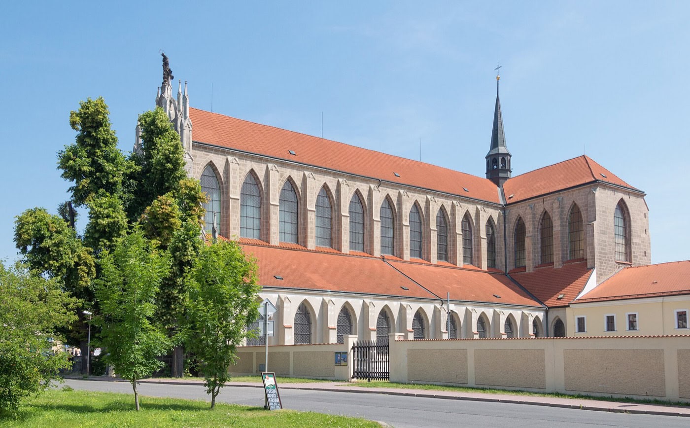 Ce să vezi în Kutná Hora: 10 idei pentru orașul argintului UNESCO în 2026 6 Catedrala Adormirii Maicii Domnului din Sedlec, opera lui Jan Santini