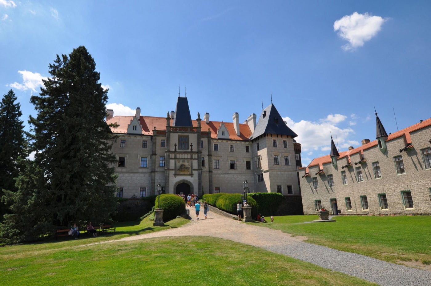 Ce să vezi în Kutná Hora: 10 idei pentru orașul argintului UNESCO în 2026 15 Castelul romantic neogotic Žleby, lângă Kutná Hora