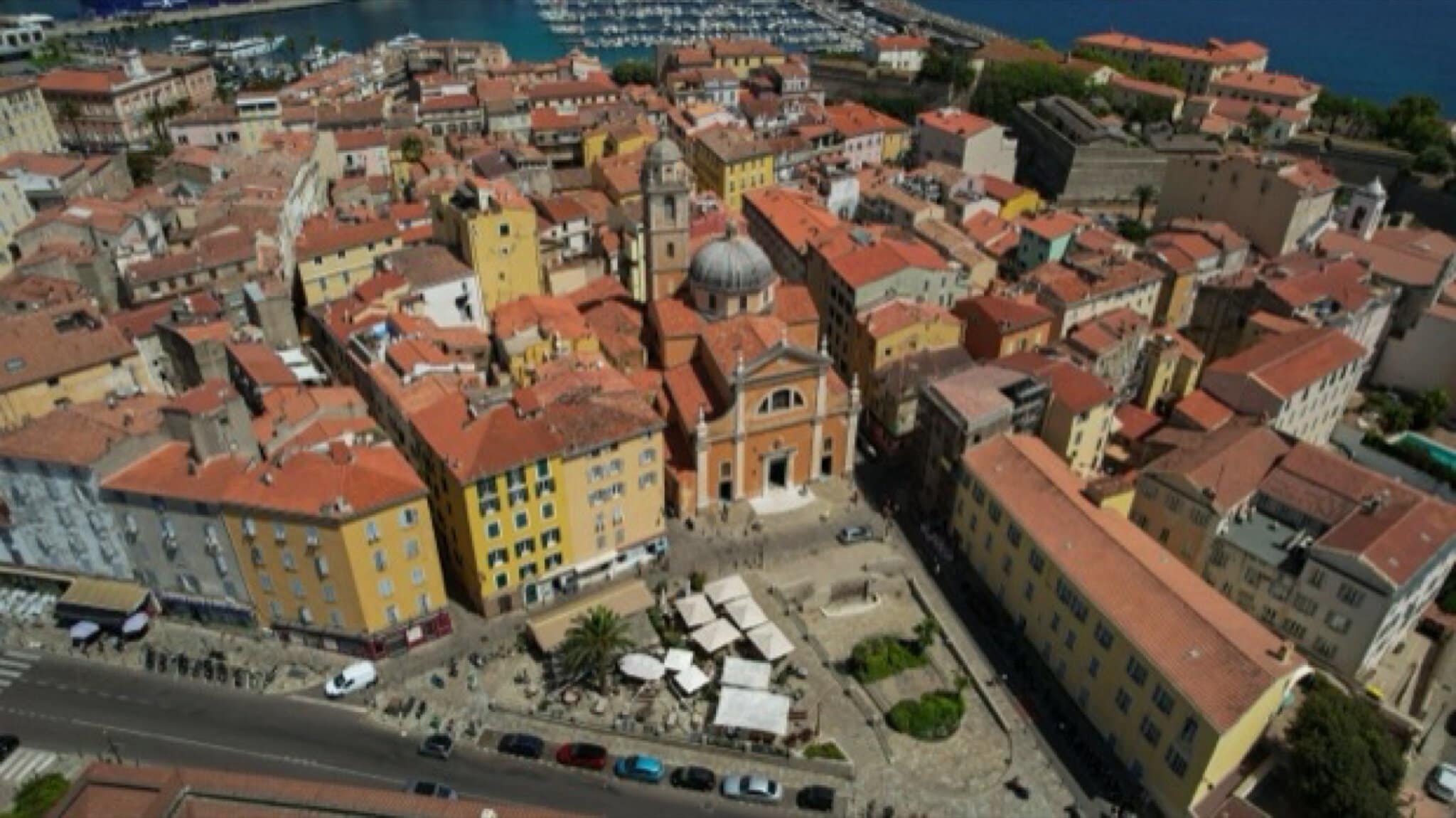 Ajaccio, Korsyka: 11 wskazówek śladami Napoleona w 2026 15 Historyczne centrum Ajaccio z czerwonymi dachami