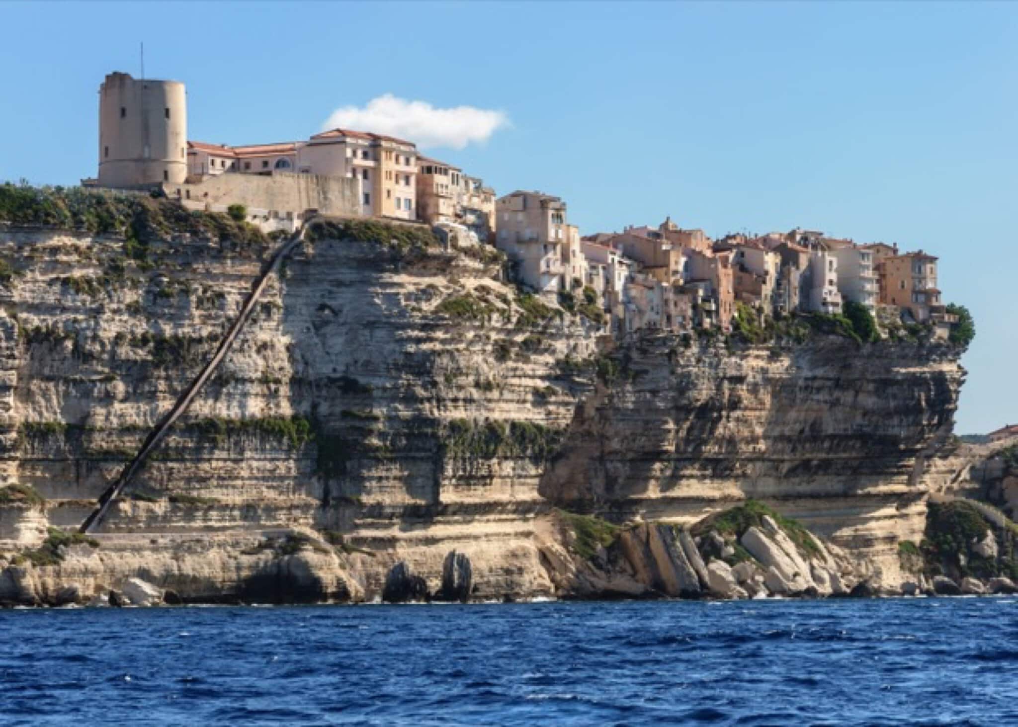 Bonifacio, Corsica: 11 lucruri de văzut și de făcut 5 Scara Aragoneză (Escalier d'Aragon)