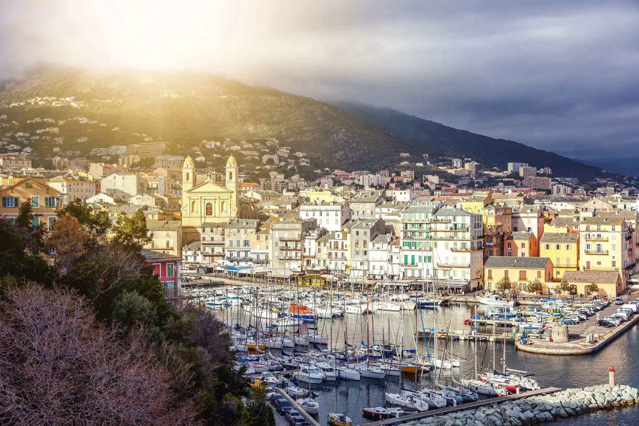 Roadtrip Korsika: Inselrundfahrt in 7–10 Tagen 2026 2 Der alte Hafen Vieux-Port in Bastia