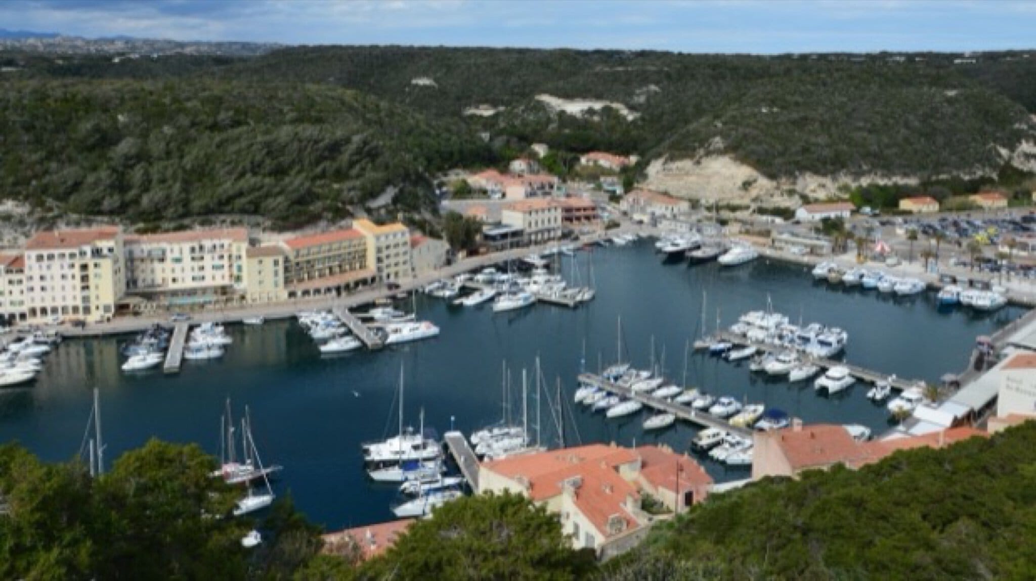Bonifacio, Corsica: 11 lucruri de văzut și de făcut 7 Portul și marina pulsândă