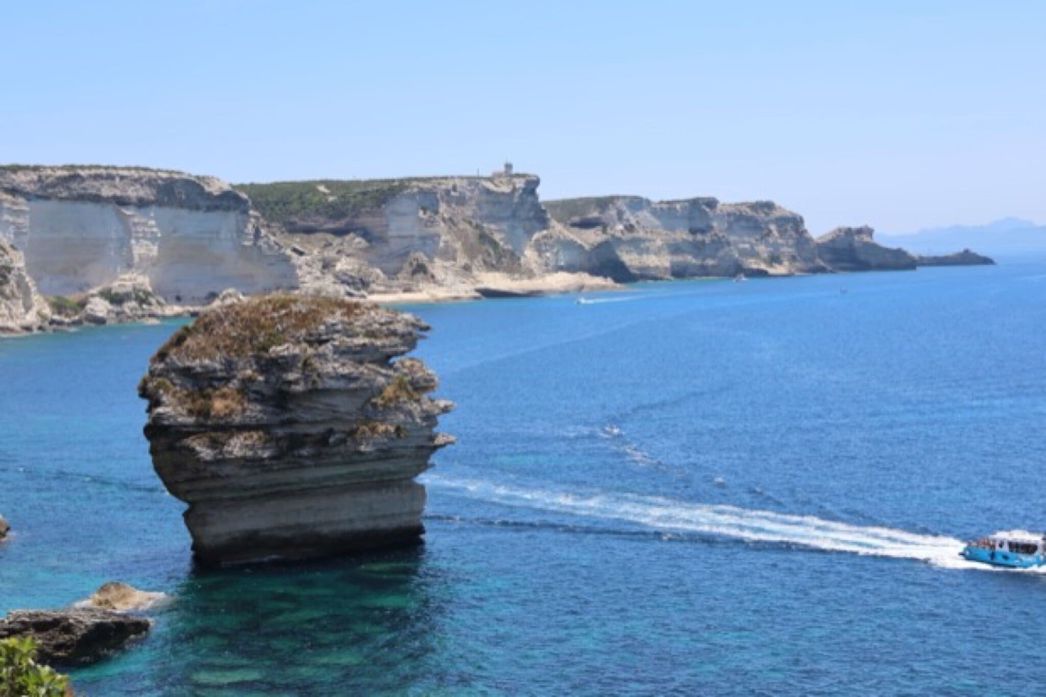 Bonifacio, Corsica: 11 lucruri de văzut și de făcut 6 Excursie cu barca sub stânci și în peșterile marine