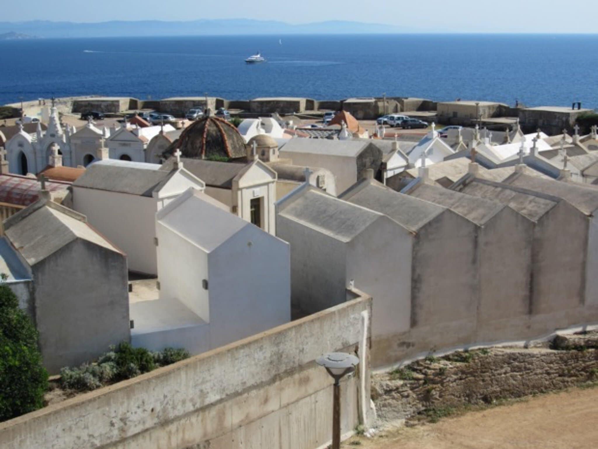 Bonifacio, Corsica: 11 lucruri de văzut și de făcut 14 Cimitirul marin (Cimetière Marin)