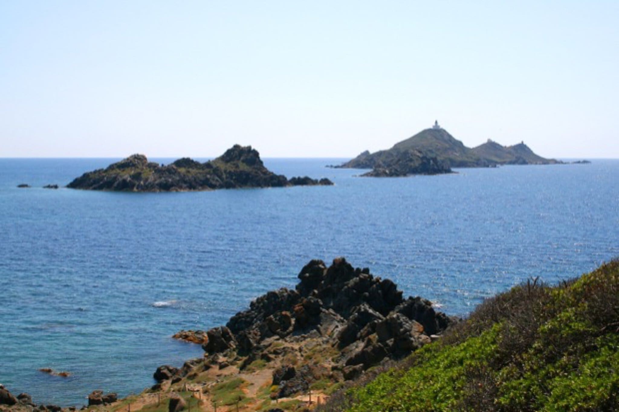 Ajaccio, Korsyka: 11 wskazówek śladami Napoleona w 2026 12 Skaliste Krwawe Wyspy (Îles Sanguinaires) z genueńską wieżą koło Ajaccio