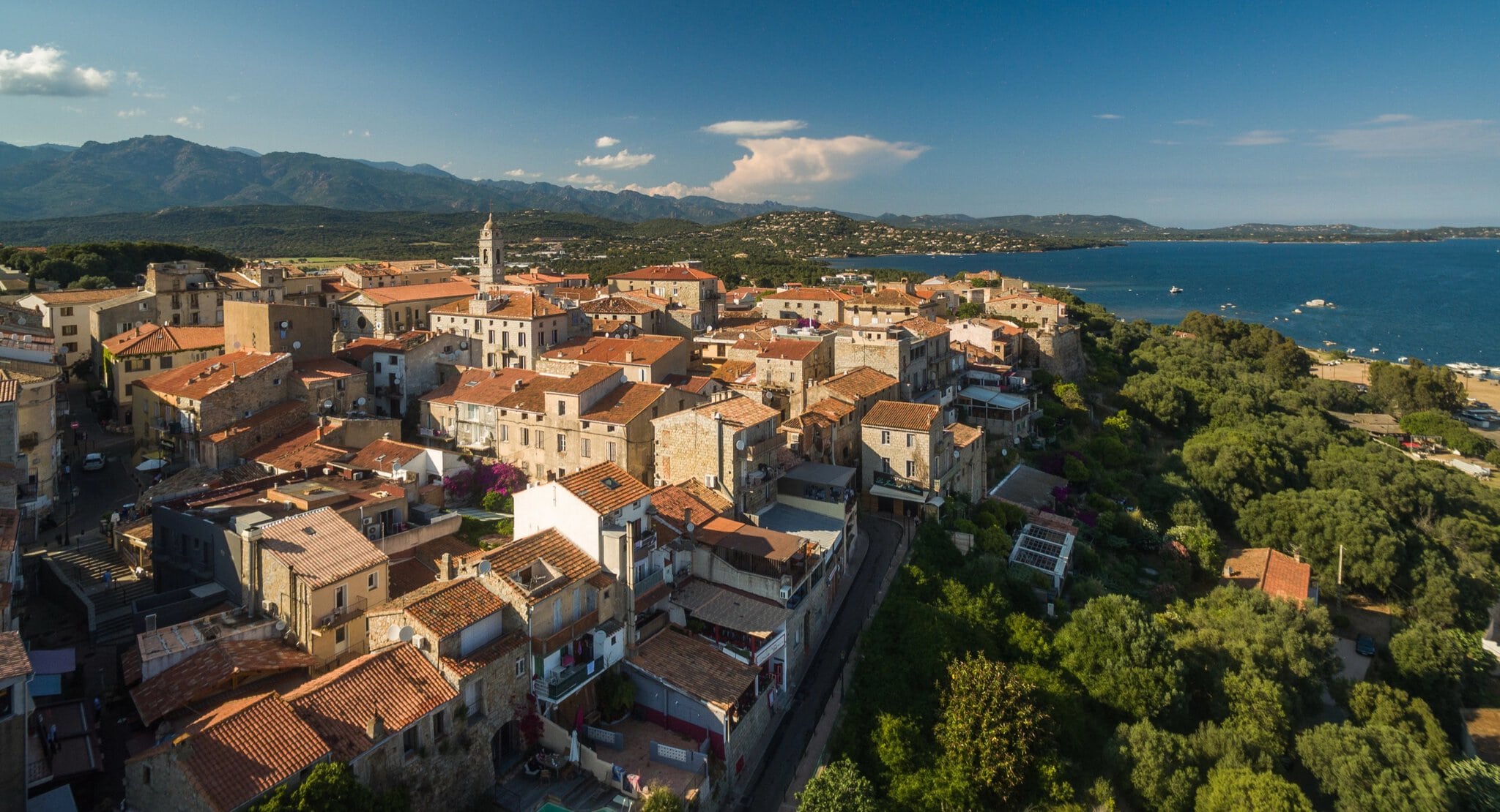 Porto-Vecchio a najkrajšie pláže Korziky: 11 tipov v roku 2026 6 Letecký pohľad na staré mesto Porto-Vecchio s červenými strechami a zálivom