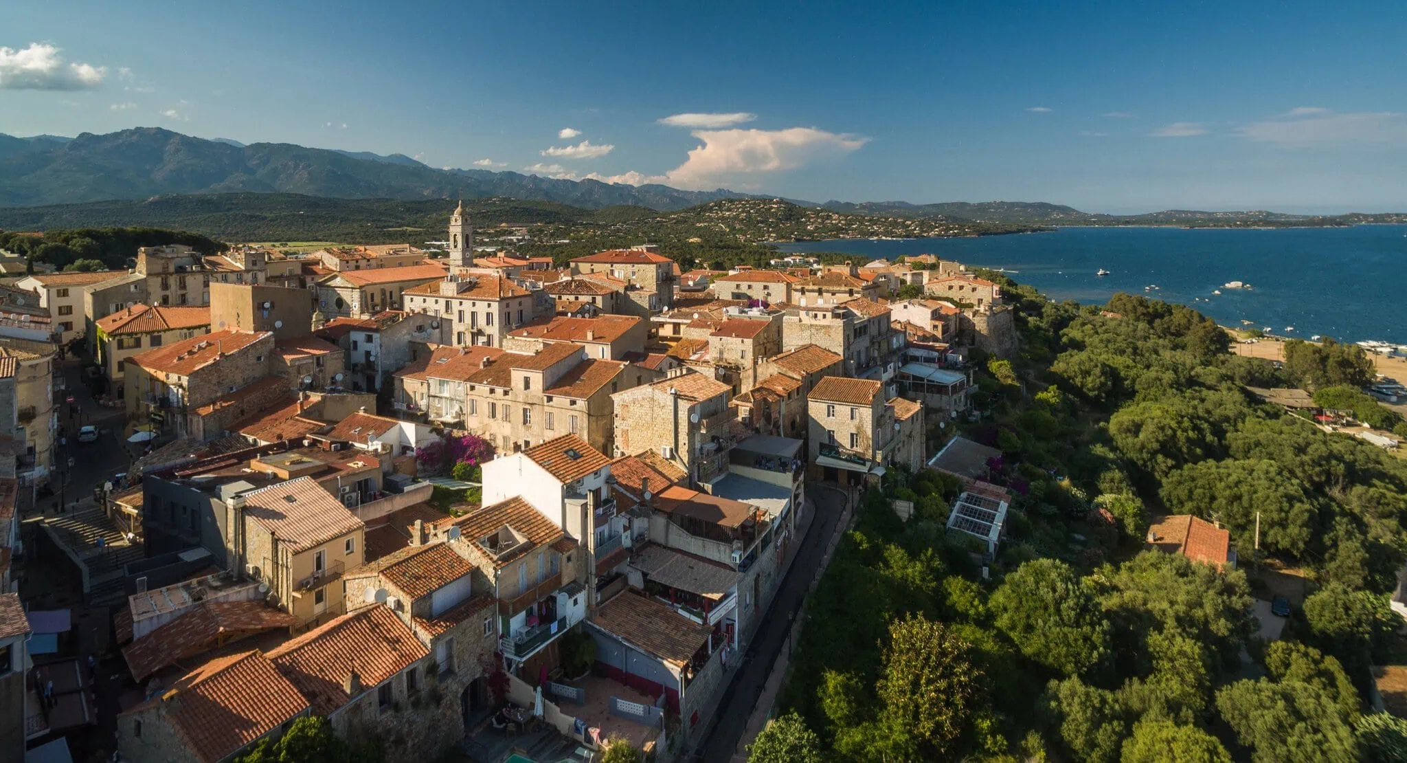 Porto-Vecchio en de mooiste stranden van Corsica: 11 tips voor 2026 6 Luchtfoto van de oude stad Porto-Vecchio met rode daken en de baai