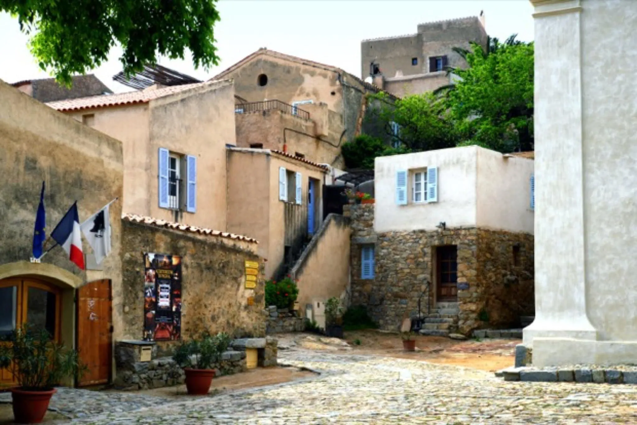 Calvi e Balagne, Córsega: 11 dicas do que ver em 2026 11 Vilarejo de pedra Pigna, coração do artesanato e da música da região de Balagne