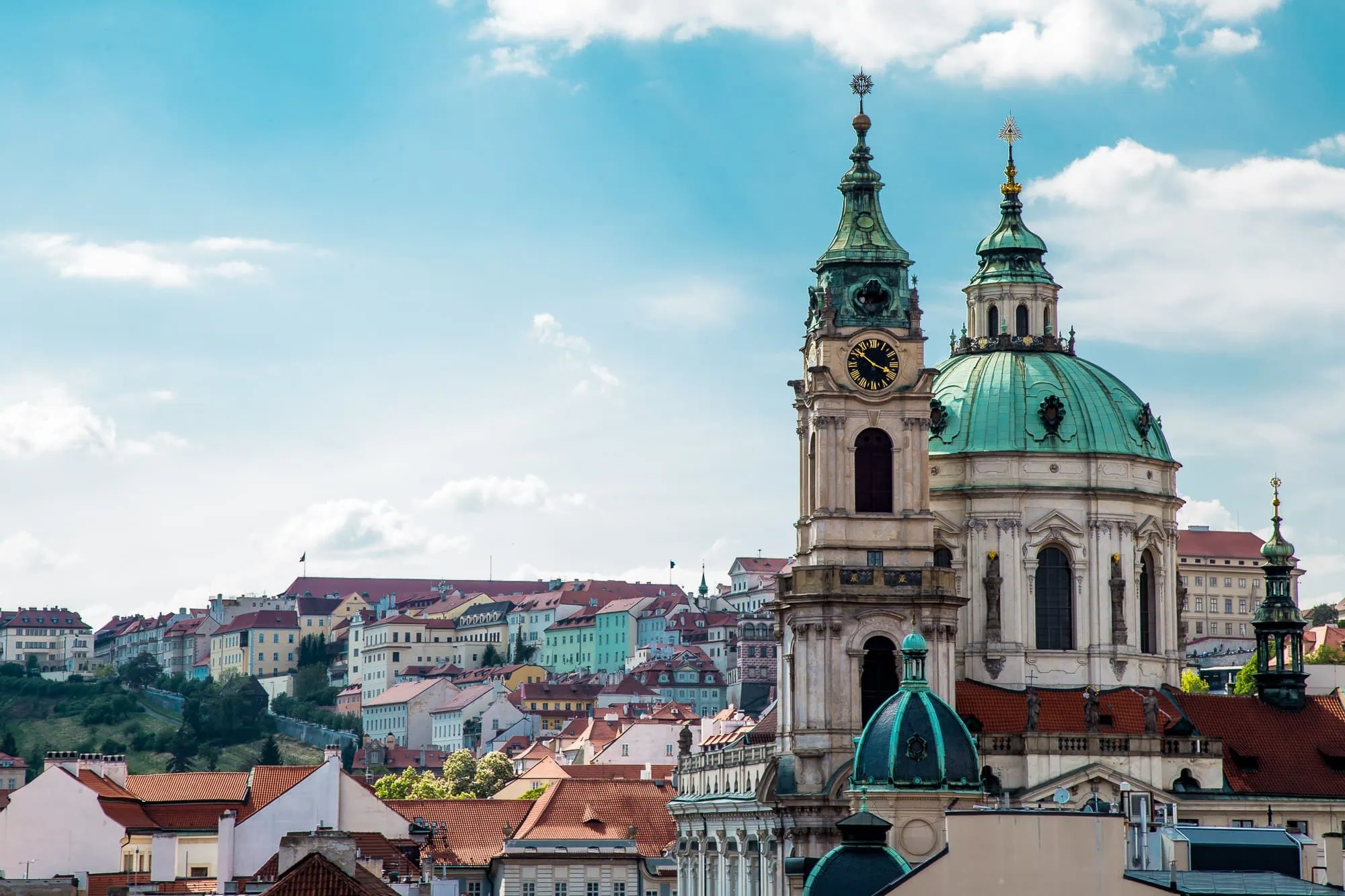 Pražské kostely a synagogy: 15 nejkrásnějších sakrálních staveb 6 Kostel svatého Mikuláše na Malé Straně se zelenou kupolí