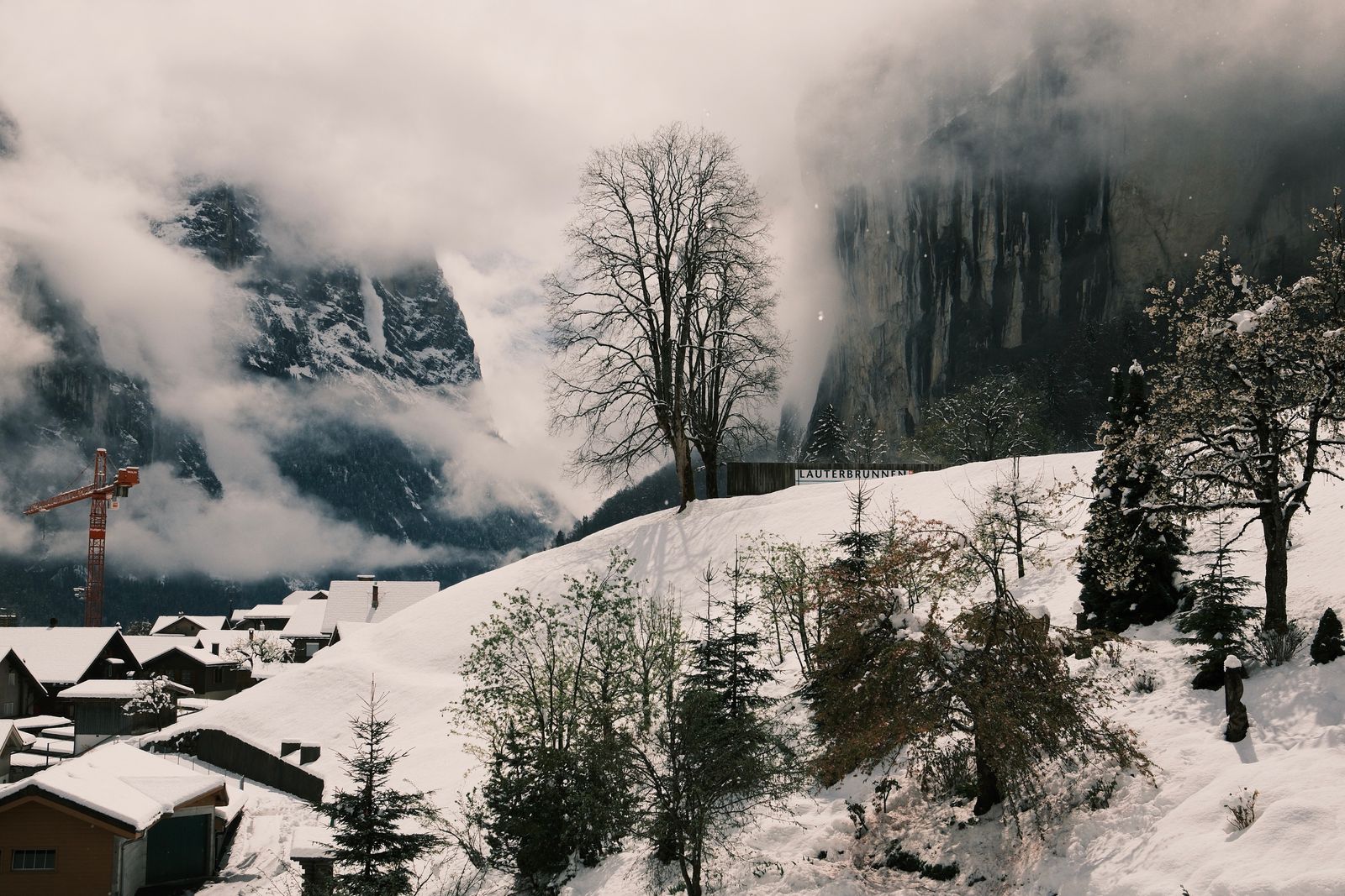 Lauterbrunnen: 12 tipů, co vidět v údolí 72 vodopádů 17 Kostelík s hřbitovem