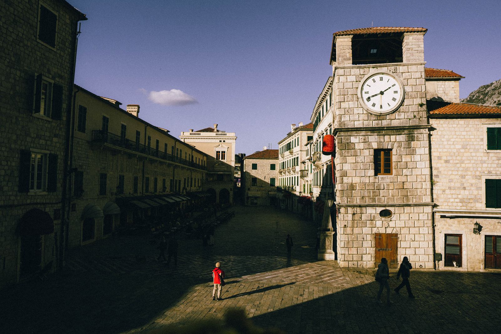 Kotor, Montenegro: 15 tips voor wat te zien en te doen in 2026 4 Het hoofdplein en de Zeepoort