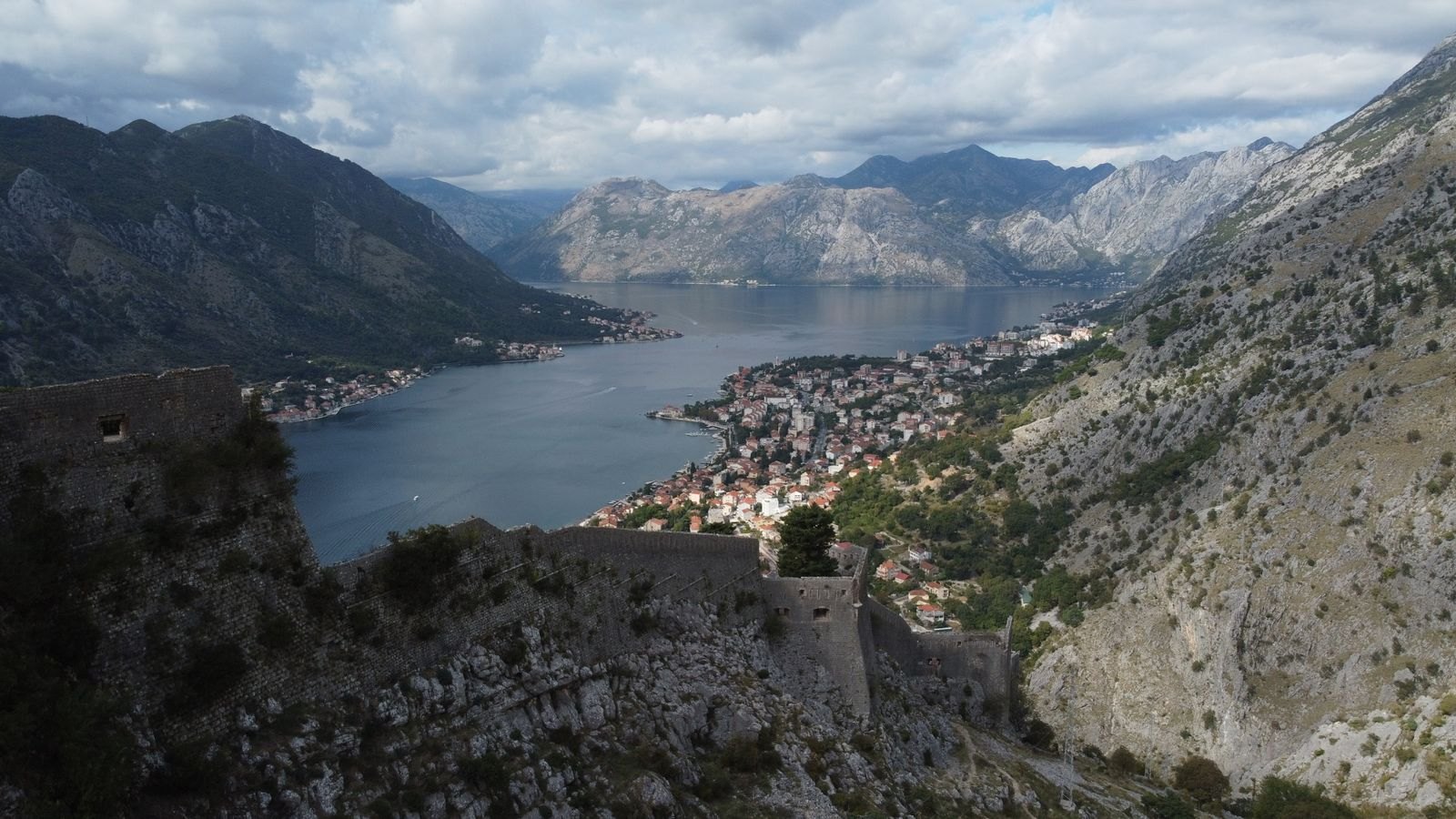 Kotor, Montenegro: 15 tips voor wat te zien en te doen in 2026 7 De stadsmuren van Kotor die naar het fort San Giovanni stijgen