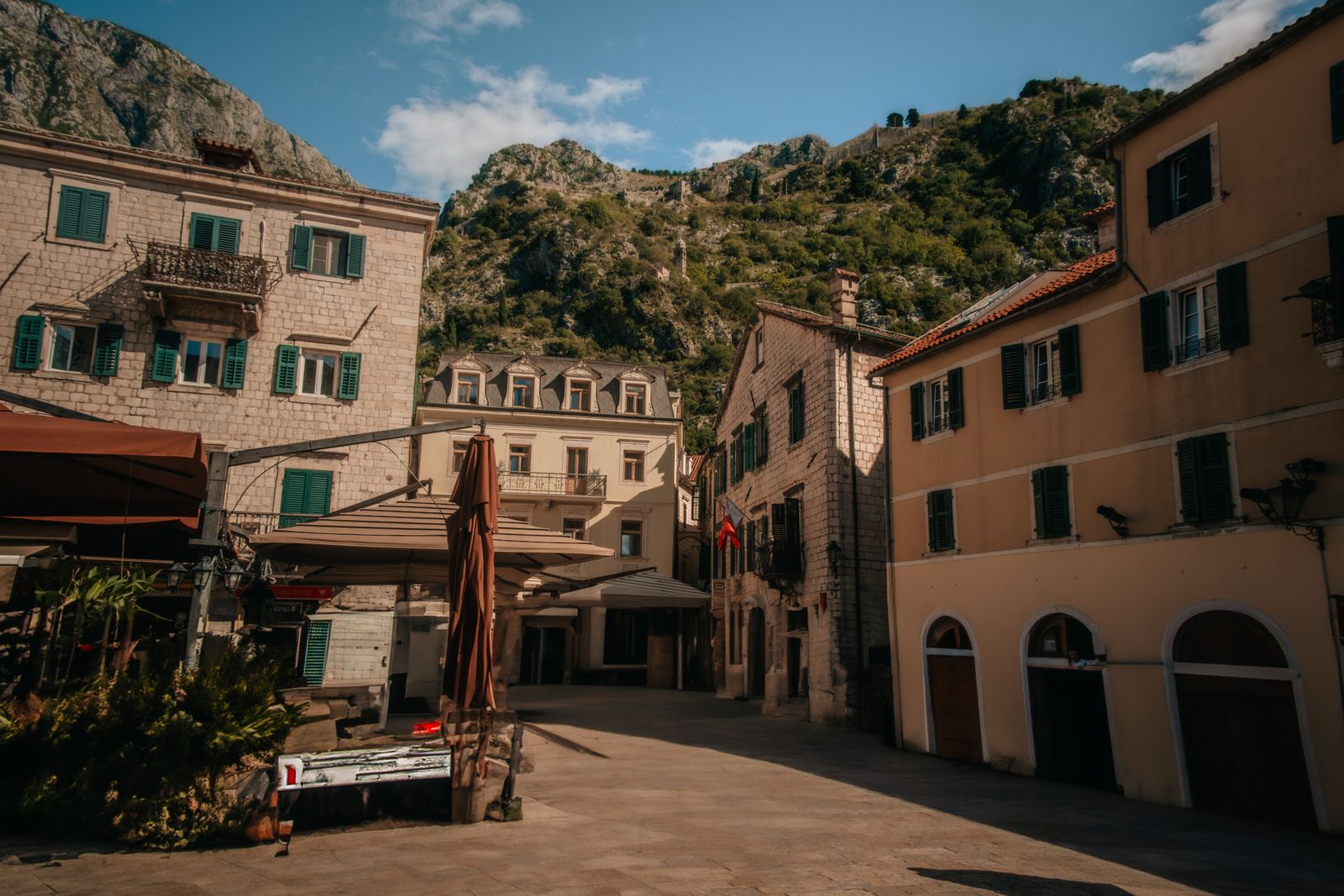 Kotor, Montenegro: 15 tips voor wat te zien en te doen in 2026 18 Het stadsstrand en het heldere water in Orahovac