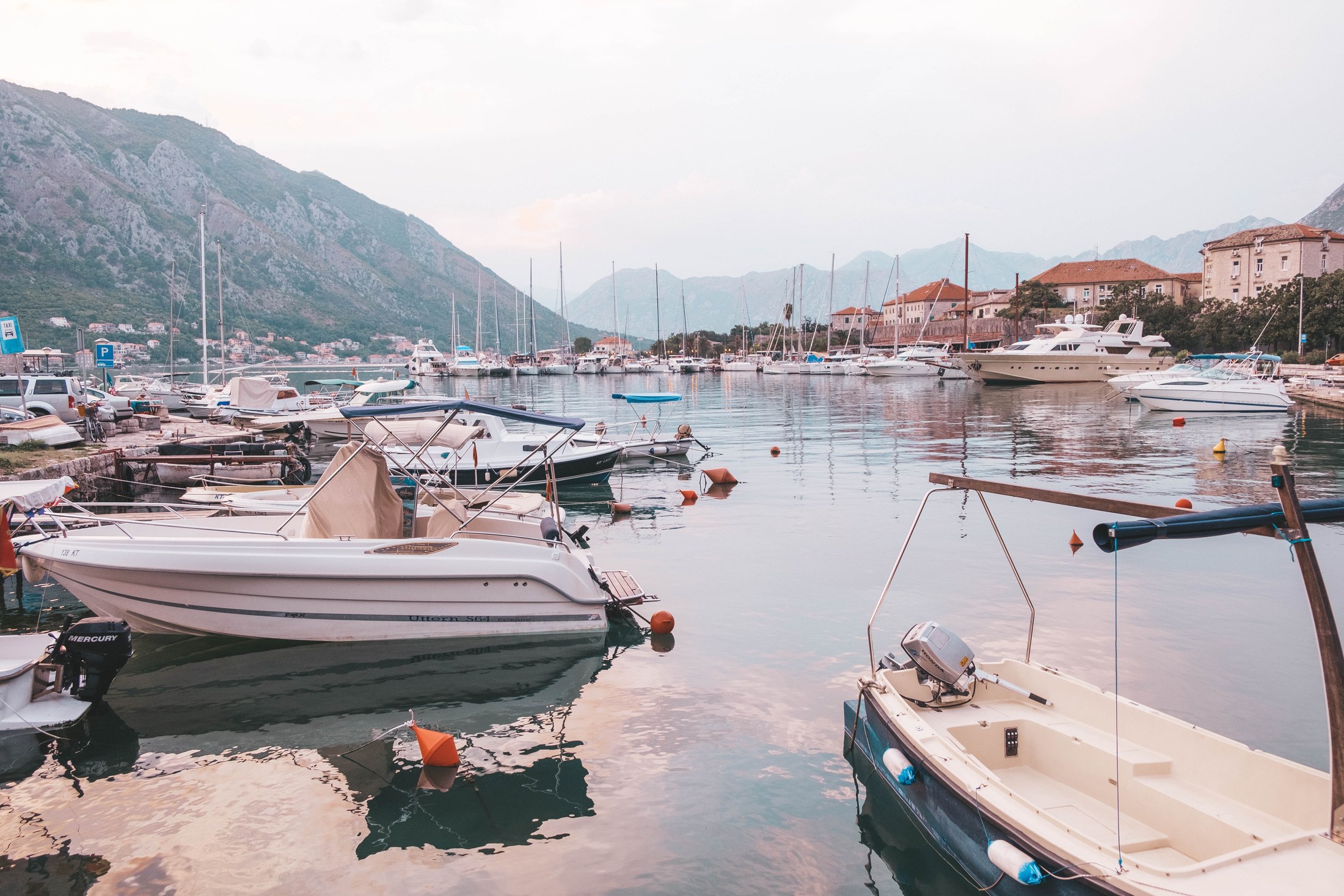 Kotor, Montenegro: 15 tips voor wat te zien en te doen in 2026 16 Haven met bootjes in de Baai van Kotor