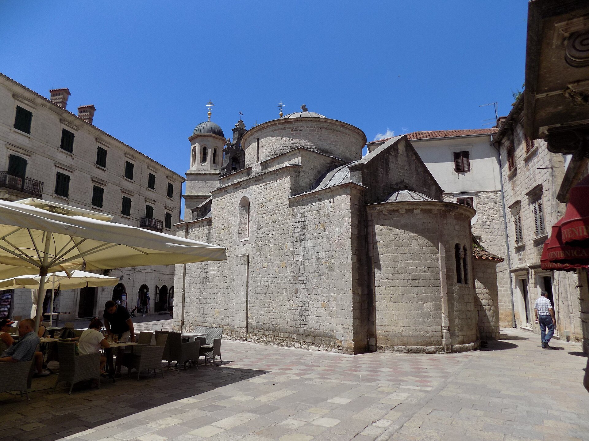 Kotor, Montenegro: 15 tips voor wat te zien en te doen in 2026 6 Het romaanse kerkje van Sint-Lucas op het plein in Kotor
