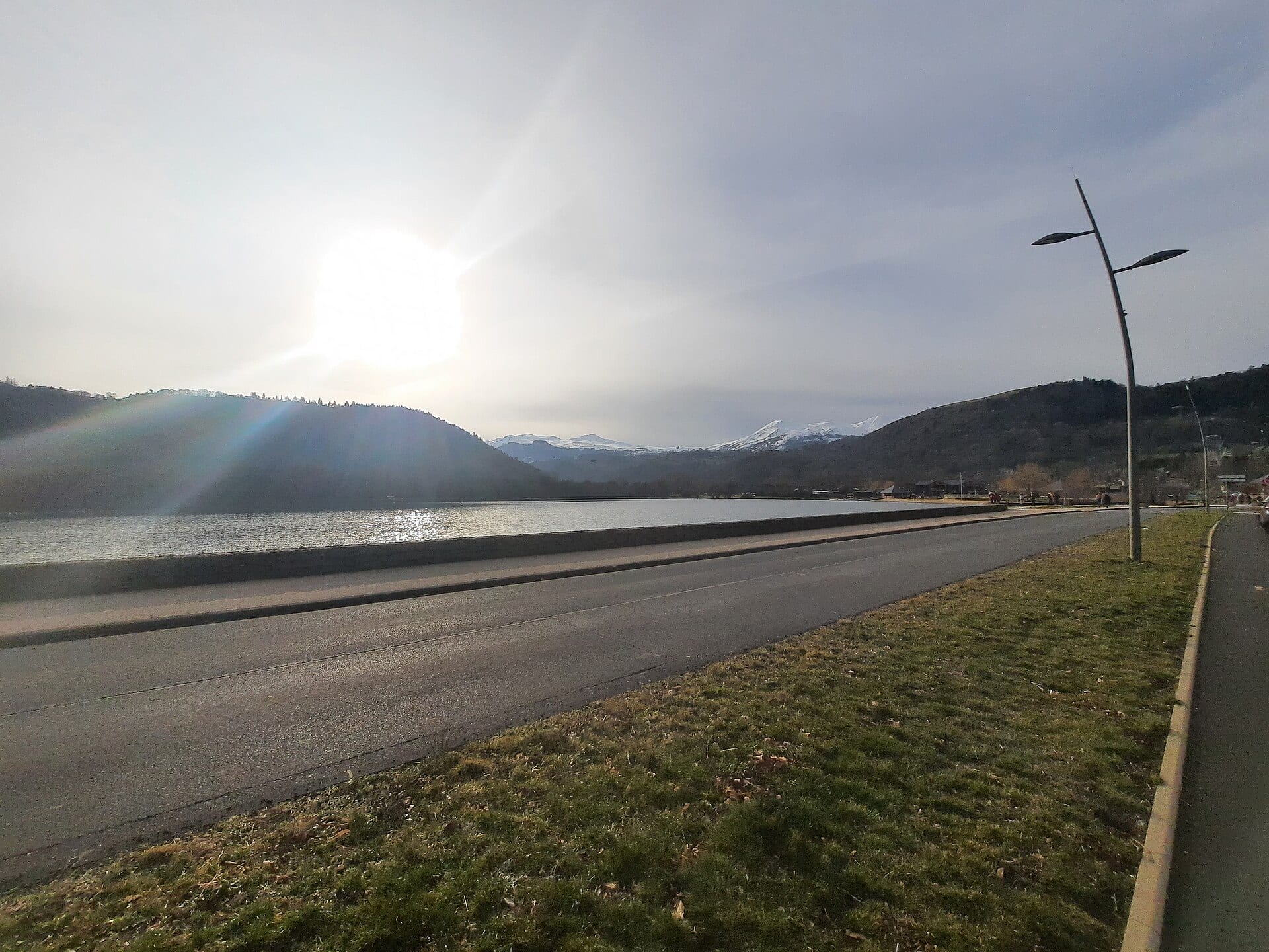 Auvergne, Franța: 13 sfaturi pentru ținutul vulcanilor în 2026 15 Scăldat cu priveliște la Lac Chambon