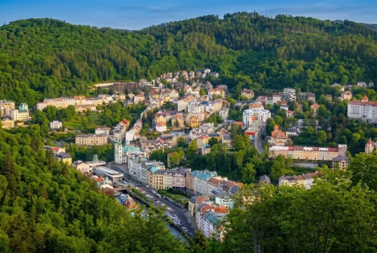 Panorama lázeňského města Karlovy Vary v zeleném údolí