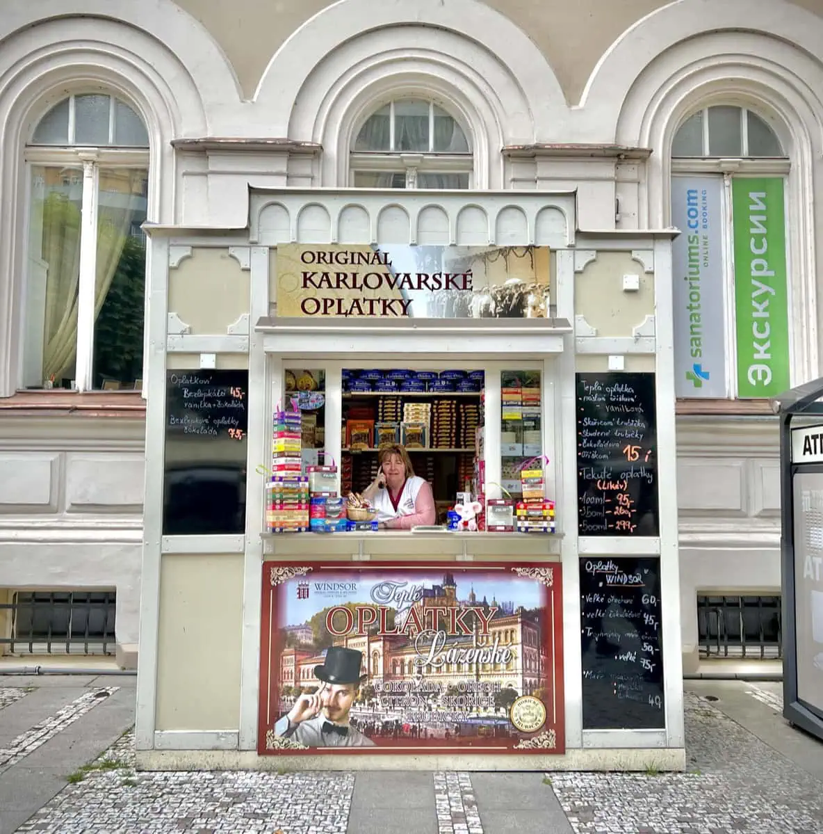 Cosa vedere a Karlovy Vary: 9 consigli tra colonnati, terme e gite 2026 13 Chiosco con gli originali wafer termali di Karlovy Vary