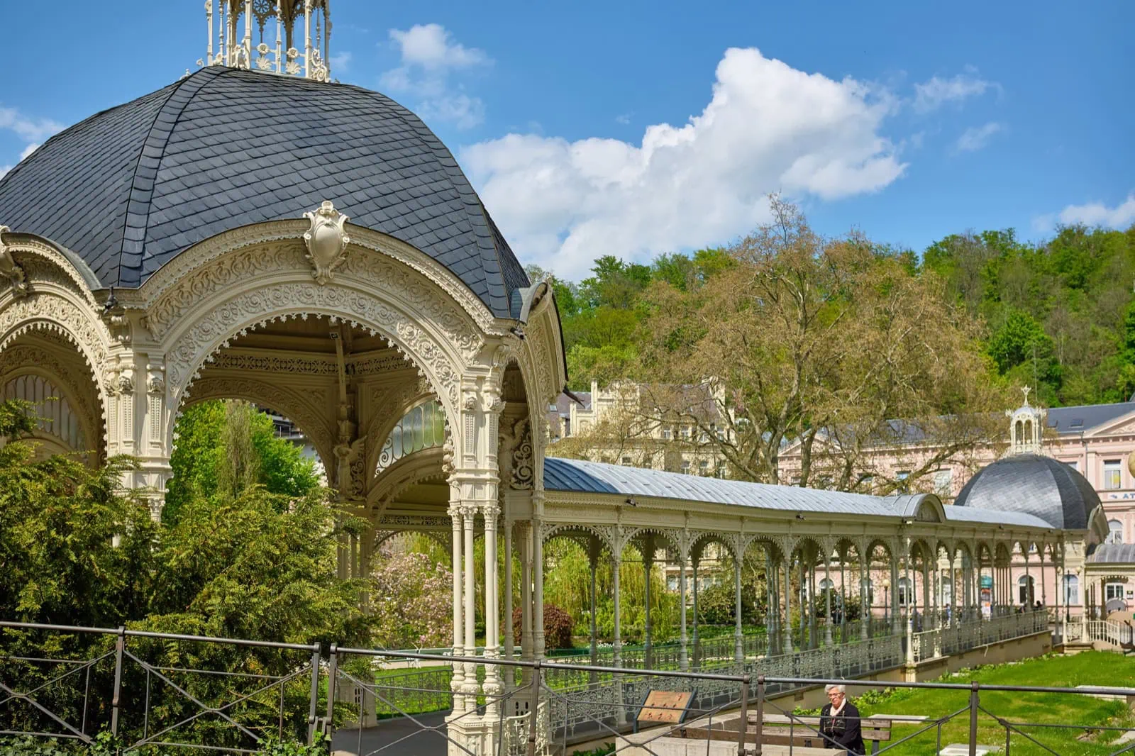 Cosa vedere a Karlovy Vary: 9 consigli tra colonnati, terme e gite 2026 6 Colonnato Sadová in ghisa immerso nel verde