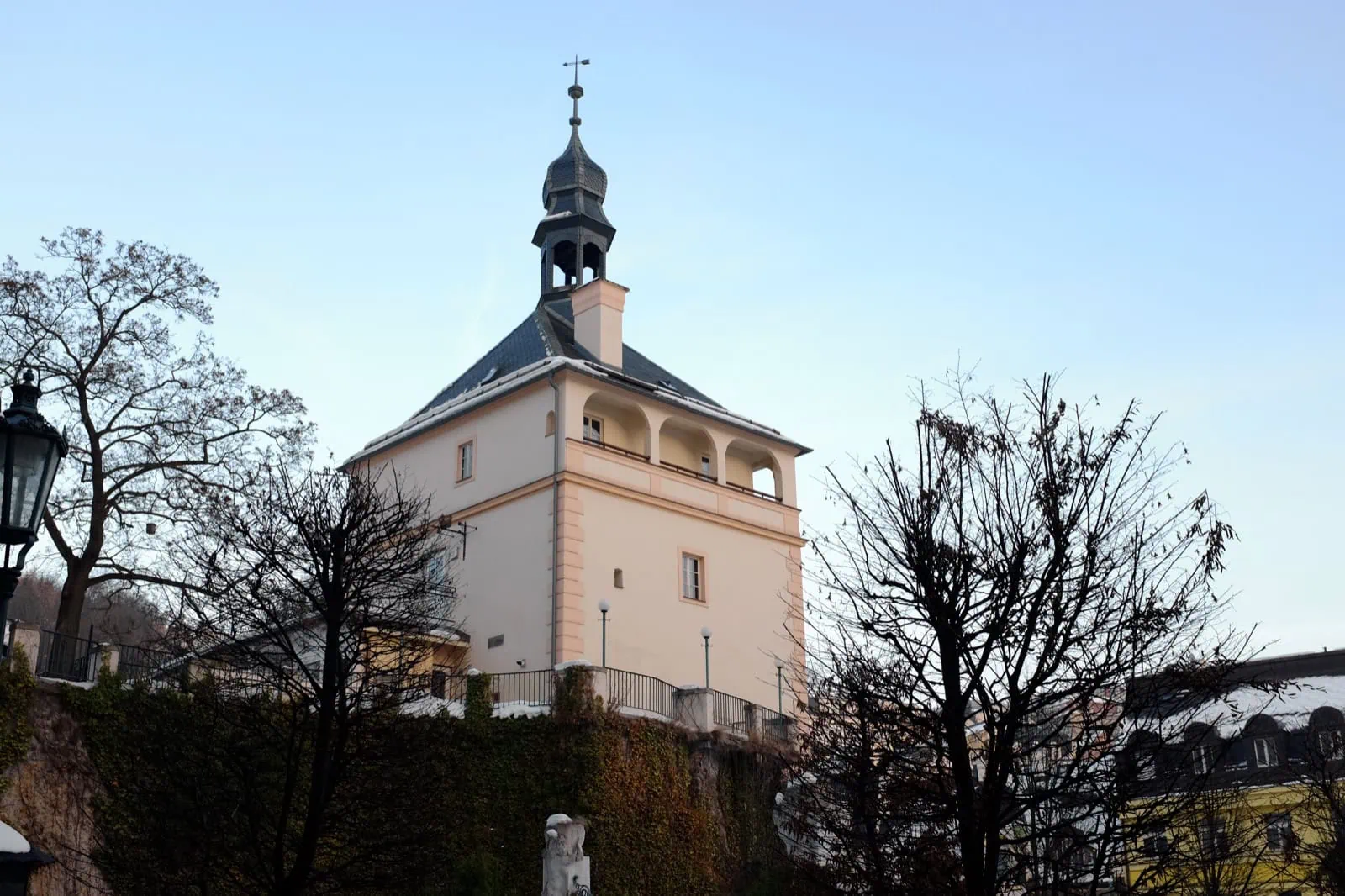 Cosa vedere a Karlovy Vary: 9 consigli tra colonnati, terme e gite 2026 7 La Torre del Castello a Karlovy Vary