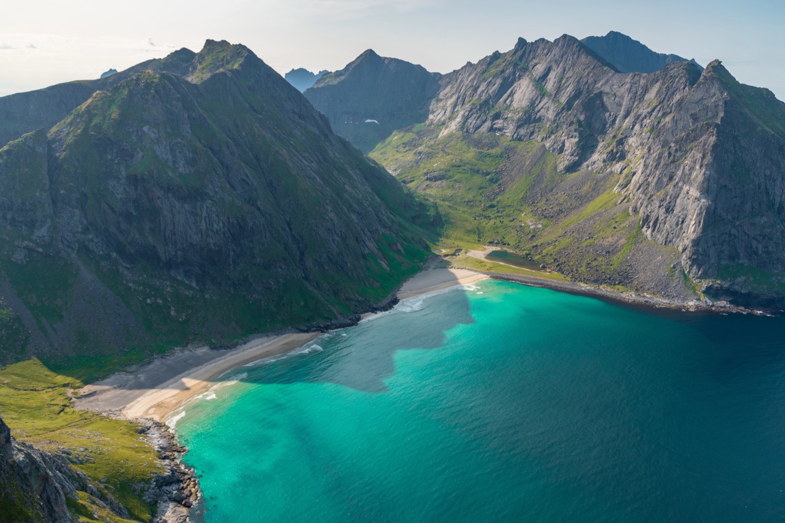 Lofoten in Noorwegen: 15 tips voor wat te zien en doen in 2026 13 Strand Kvalvika vanaf de hoogte van de berg Ryten