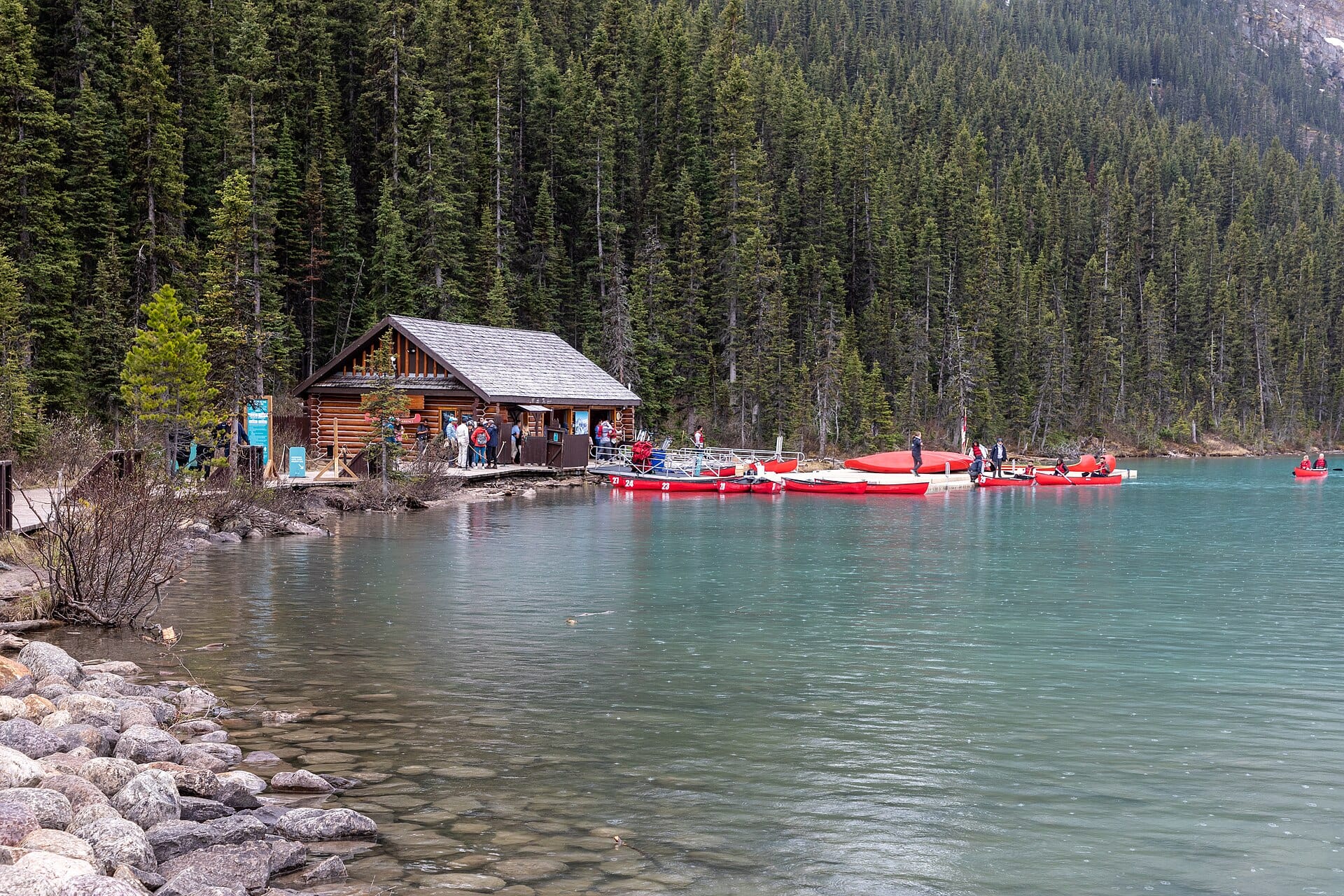 Cât costă o vacanță în Alberta și BC în 2026: buget pentru cuplu, familie și rucsacari 4 Unde să mănânci