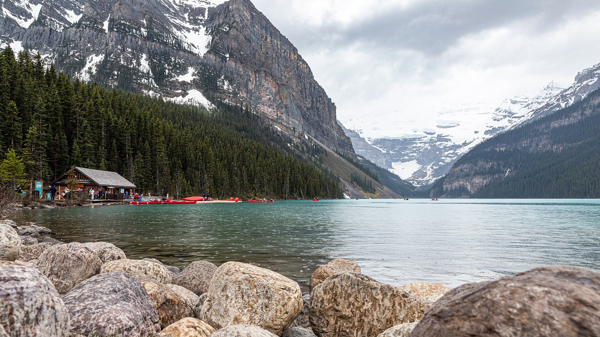 Cât costă o vacanță în Alberta și BC în 2026: buget pentru cuplu, familie și rucsacari 3 Unde să te cazezi în vestul Canadei