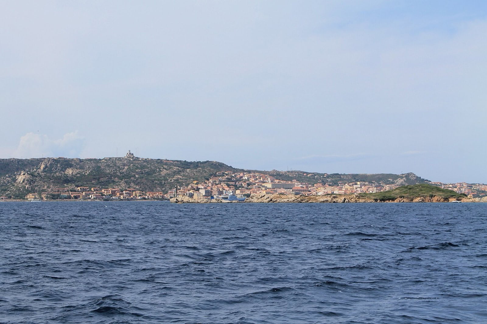 Arhipelagul La Maddalena: 10 sfaturi pentru paradisul din nordul Sardiniei 12 Panorama parcului național La Maddalena din timpul unei excursii cu barca