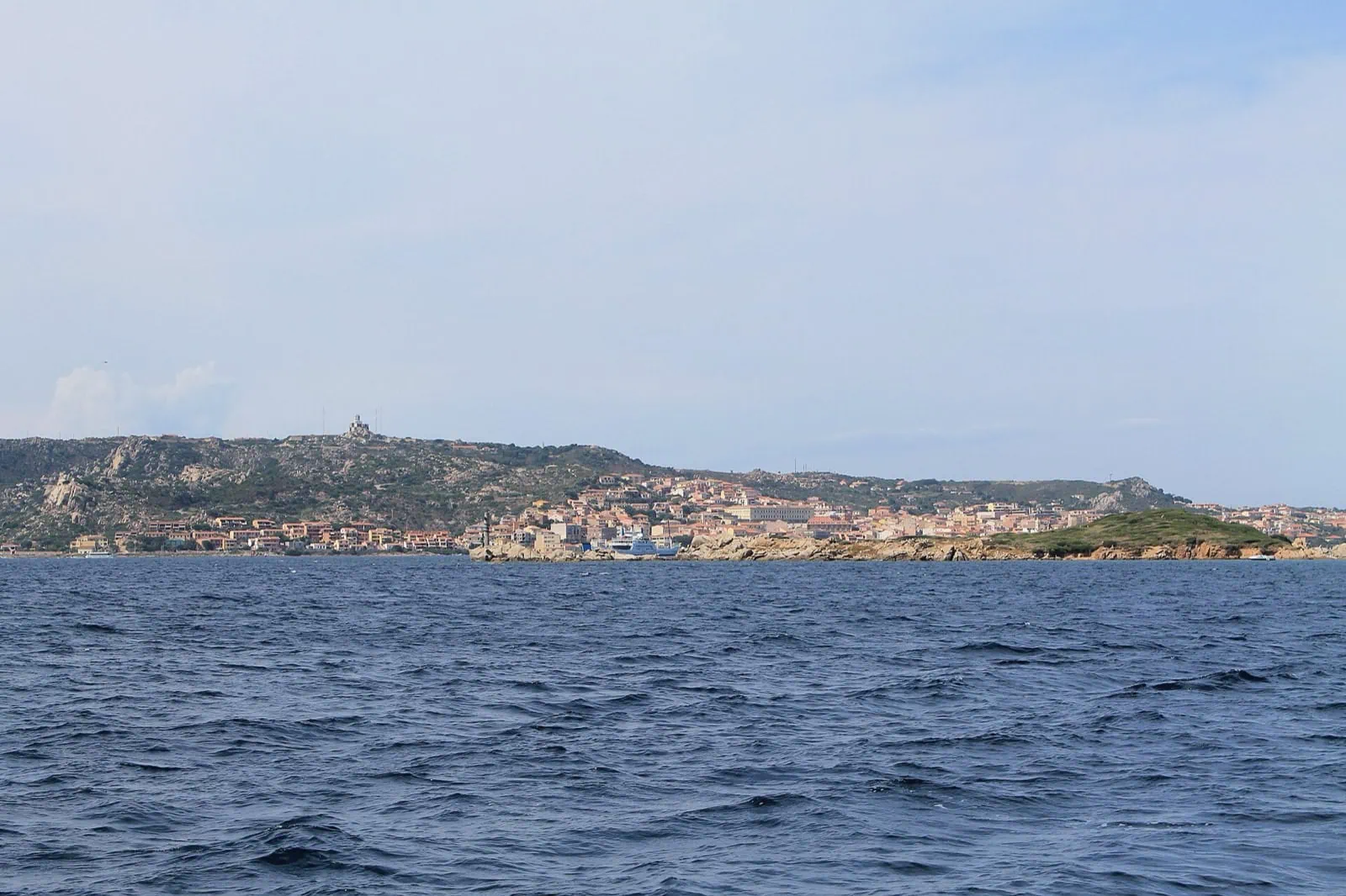 Souostroví La Maddalena: 10 tipů na ráj severu Sardinie 11 Panorama národního parku La Maddalena z lodního výletu