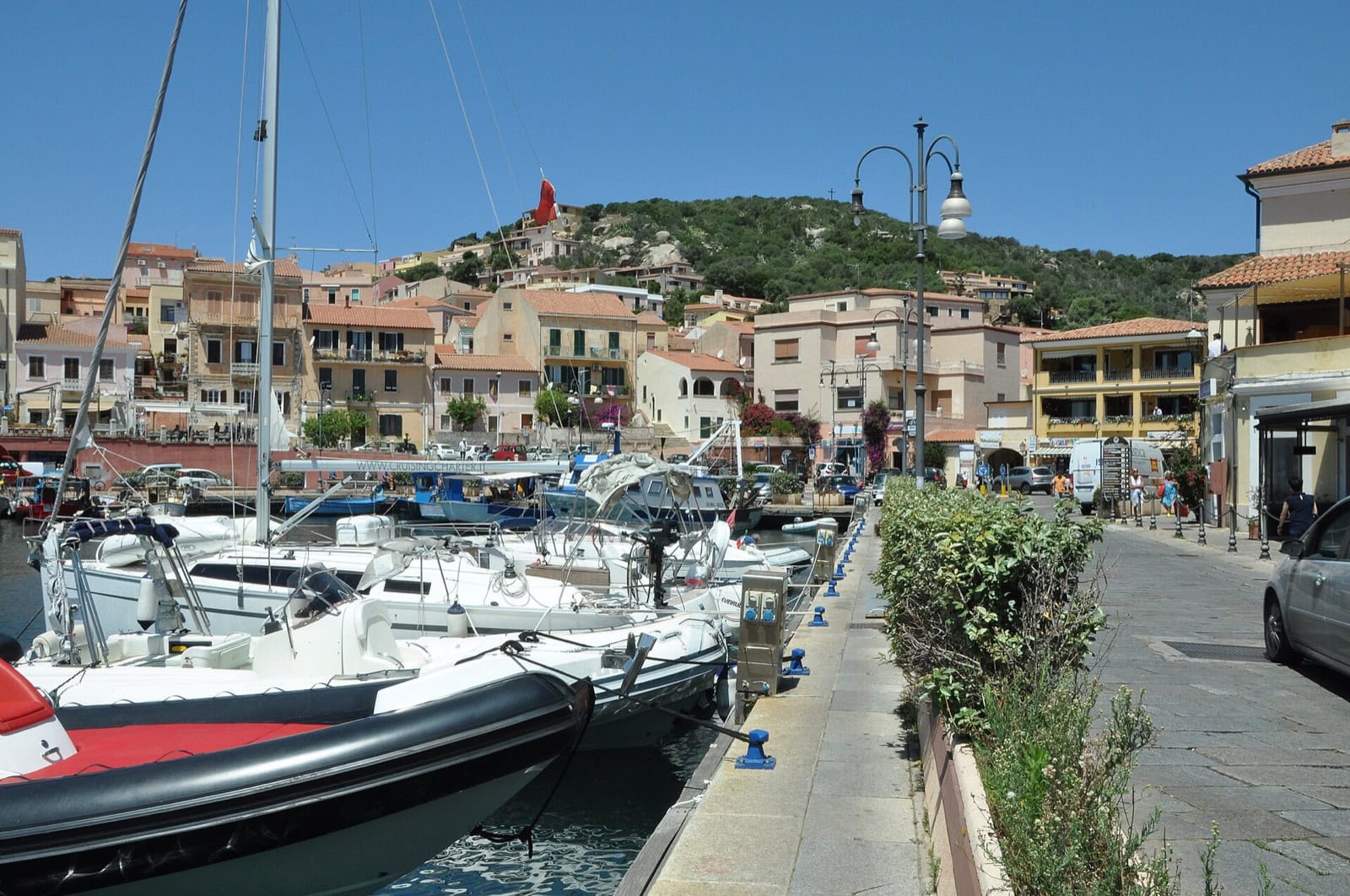 Arhipelagul La Maddalena: 10 sfaturi pentru paradisul din nordul Sardiniei 2 Portul Cala Gavetta în orășelul La Maddalena