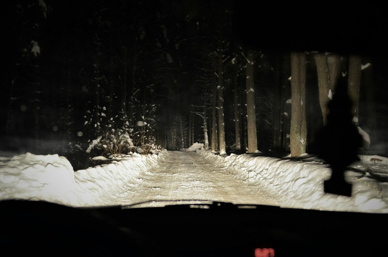 Itinerár: 6-dňový zimný roadtrip po fínskom Laponsku 2 Auto na zasneženej ceste v Laponsku