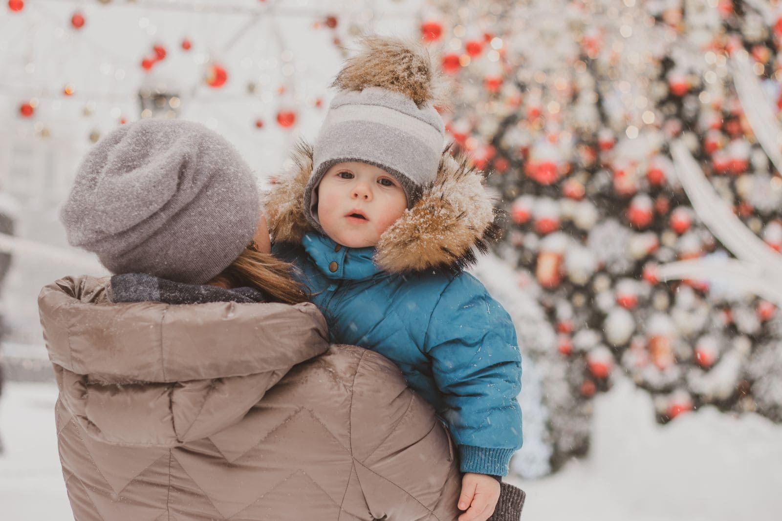 Laponia Finlanda cu copiii: vacanță de iarnă în familie 2026 11 Copil îmbrăcat gros pentru iarna arctică