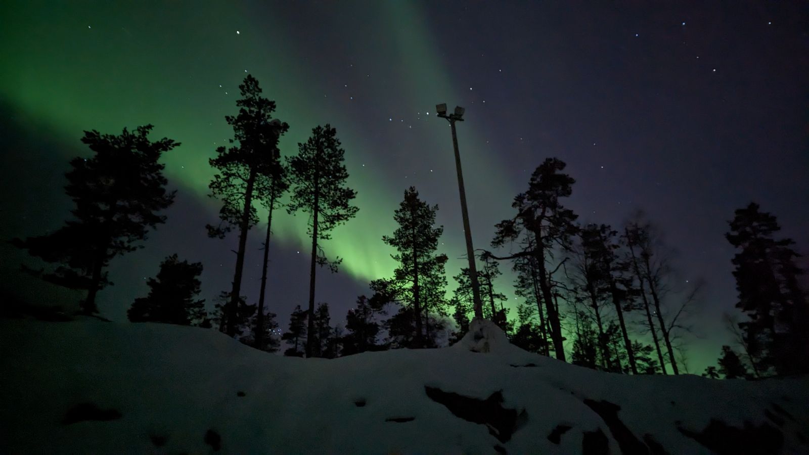 Laponia Finlanda cu copiii: vacanță de iarnă în familie 2026 10 Aurora boreală deasupra Laponiei înzăpezite
