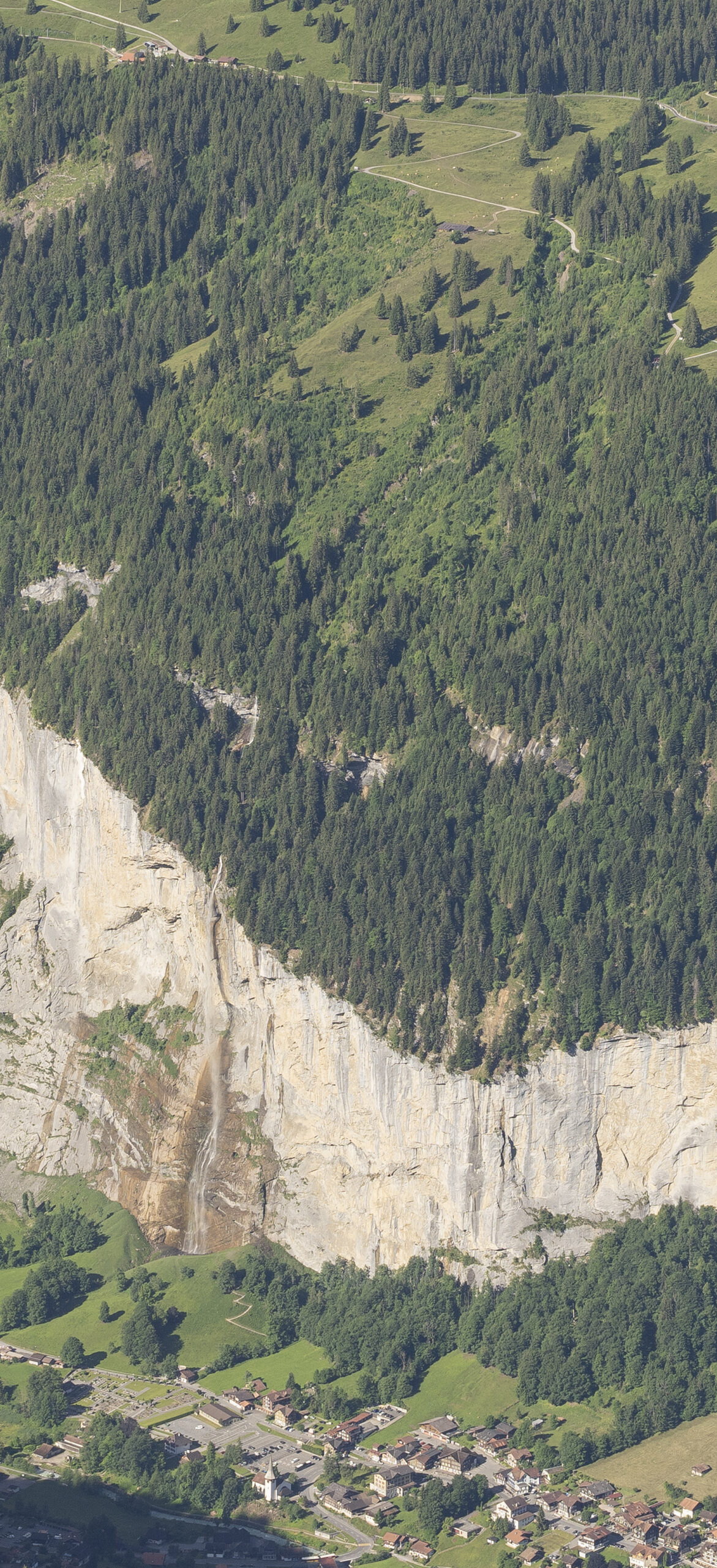 Lauterbrunnen: 12 tipů, co vidět v údolí 72 vodopádů 19 Kostelík v Lauterbrunnenu, kousek od Talmusea