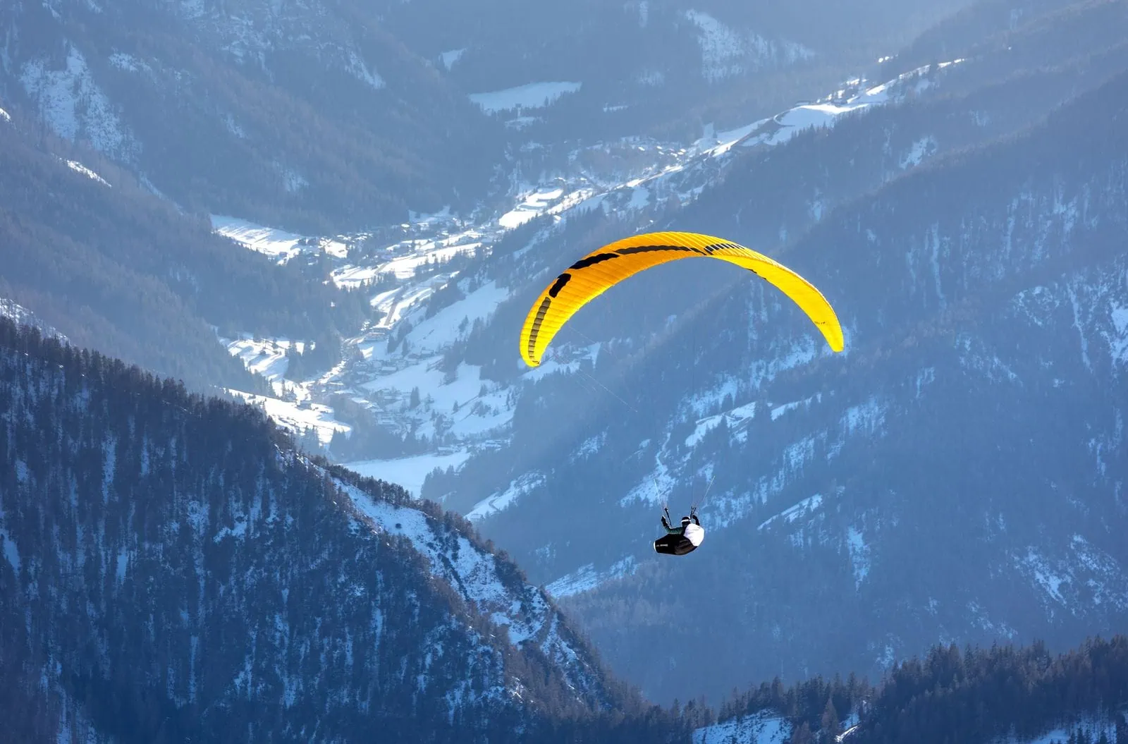 Lauterbrunnen, Svájc: 12 tipp, mit nézz meg a 72 vízesés völgyében 17 Repülők a Lauterbrunnen-völgy felett