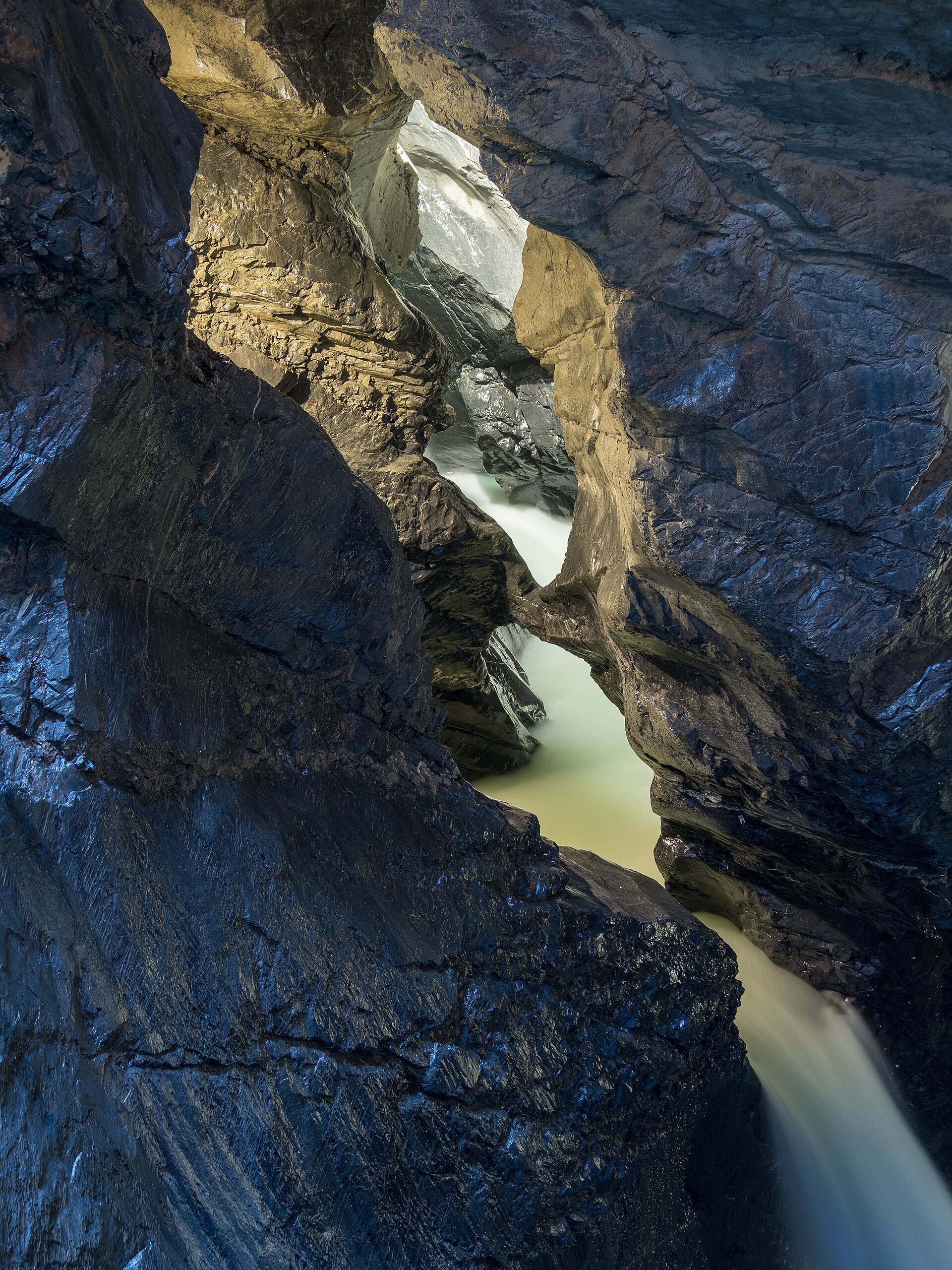 Lauterbrunnen: 12 tipů, co vidět v údolí 72 vodopádů 8 Trümmelbachfälle, vodopády uvnitř hory