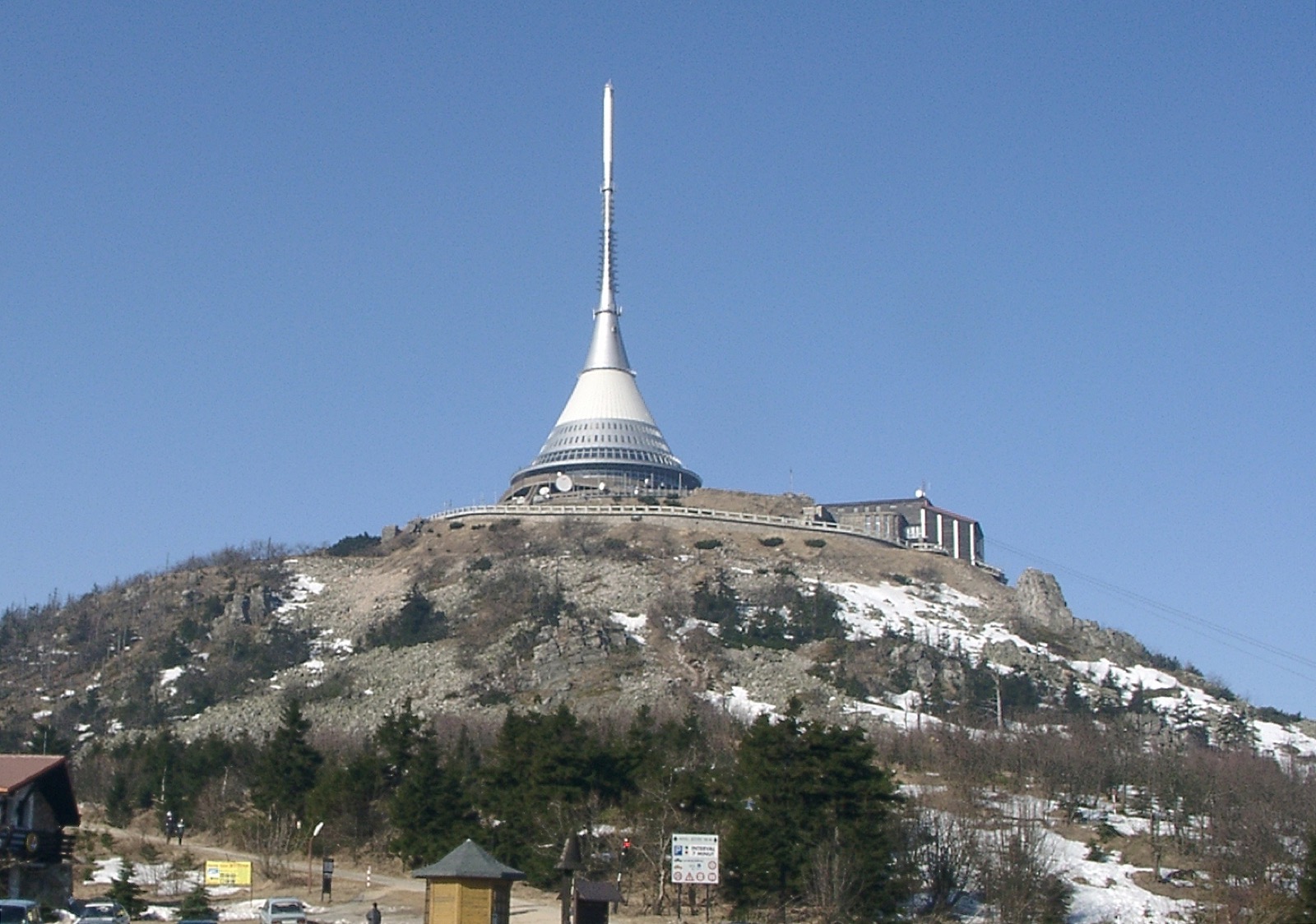Liberec: 8 tipů, co vidět a dělat ve městě a okolí 1 Horský hotel a vysílač Ještěd nad Libercem