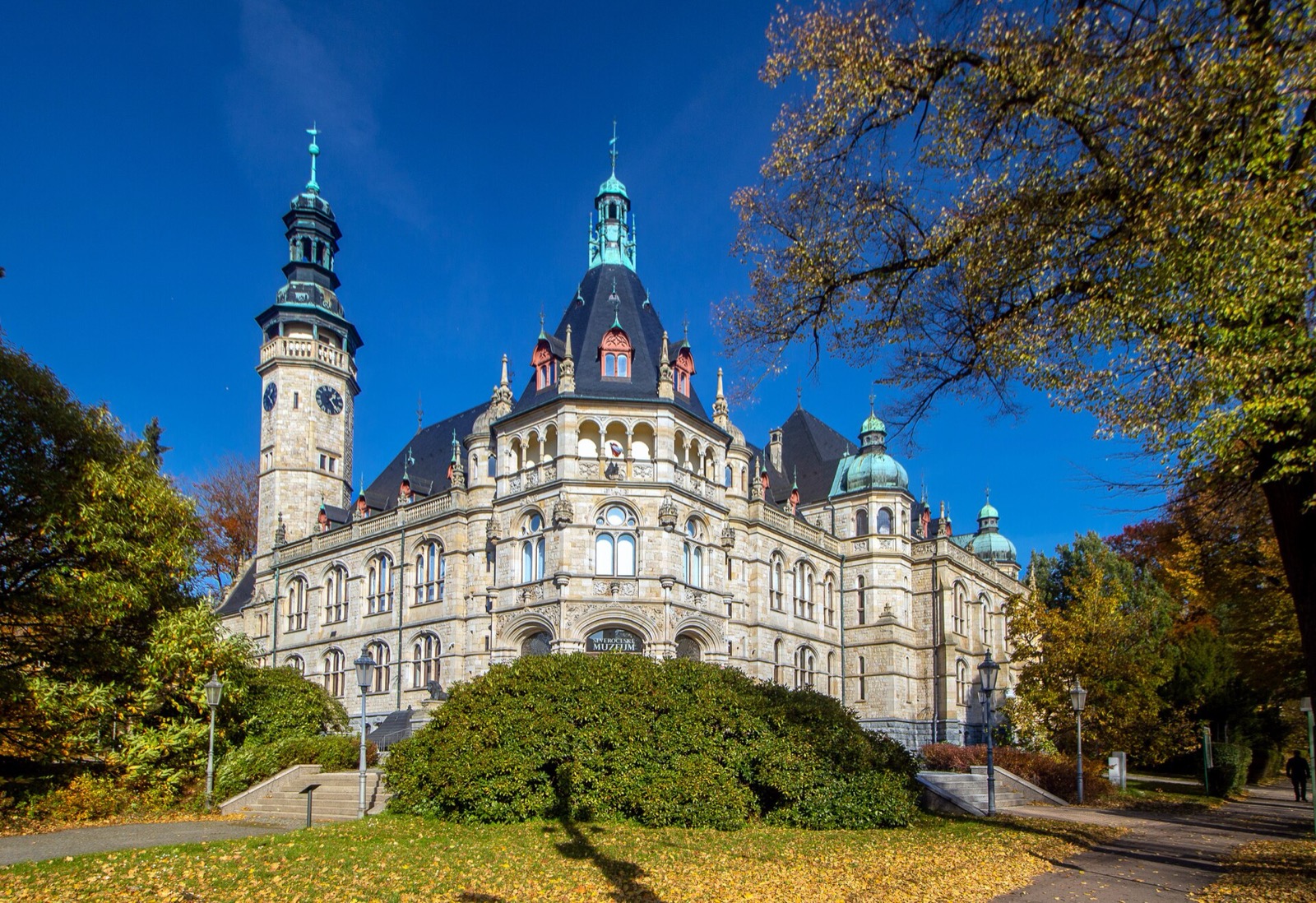 Liberec: 8 tipů, co vidět a dělat ve městě a okolí 8 Historizující budova Severočeského muzea v Liberci