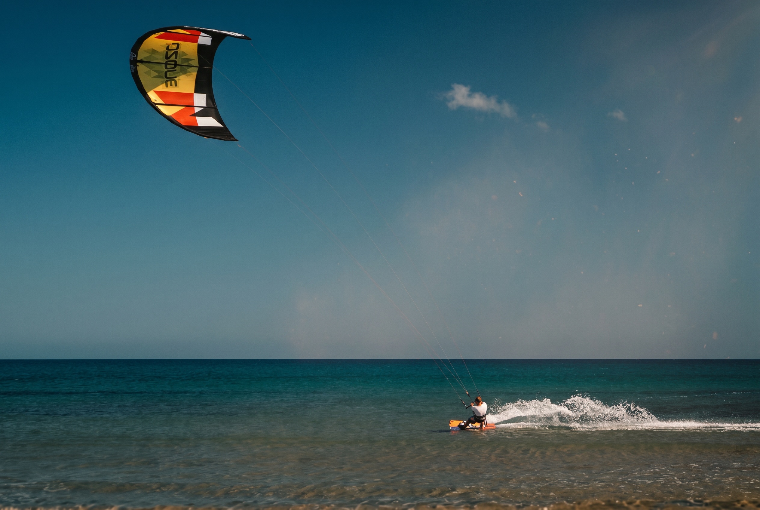 Kitesurfing na vlnách Jónského moře