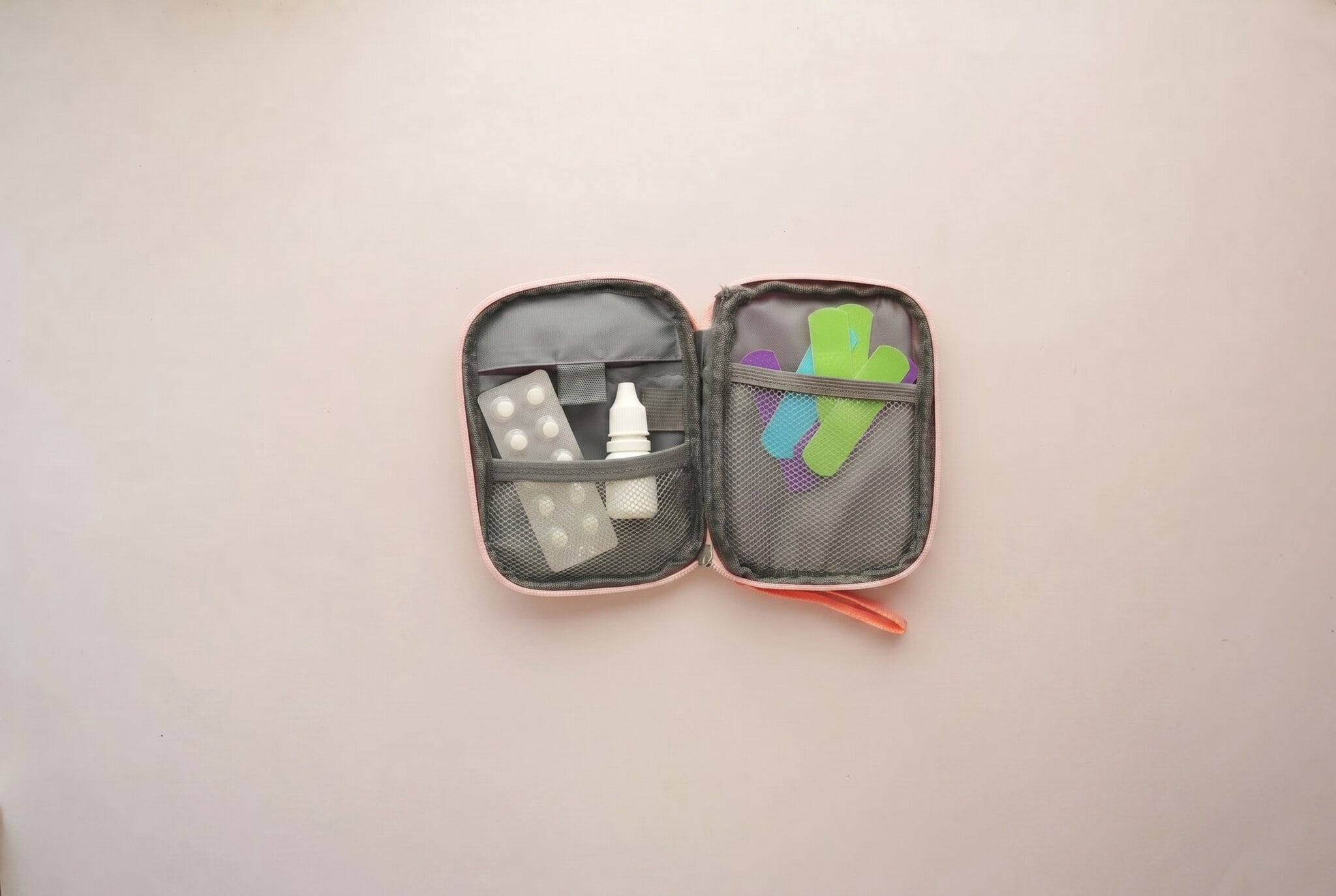 Trusă medicală de călătorie: ce să pui în ea (listă completă) pentru 2026 3 Trusă medicală de călătorie pentru copii cu plasturi colorați și picături