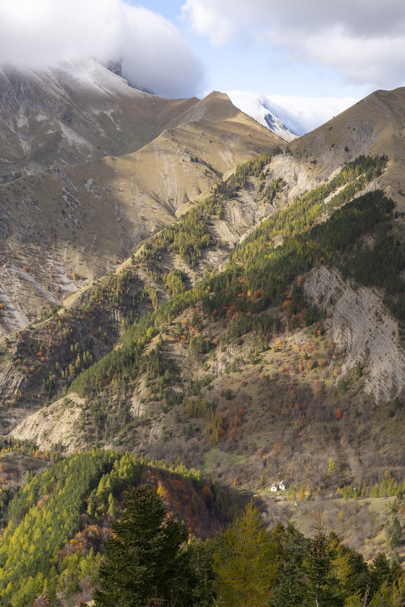 Schi în Alpii Francezi: cele mai bune 12 stațiuni în 2026 8 Les Deux Alpes și ghețarul său întors pe dos