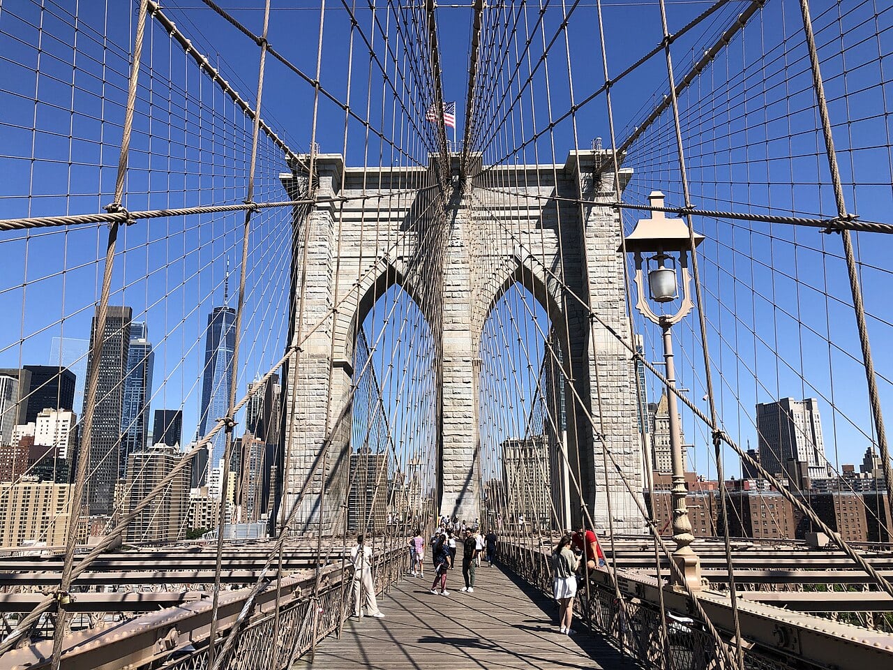 New York ieftin: 25 de idei gratuite și cum să economisești în 2026 3 Pasarela pietonală a Podului Brooklyn cu vedere spre Manhattan
