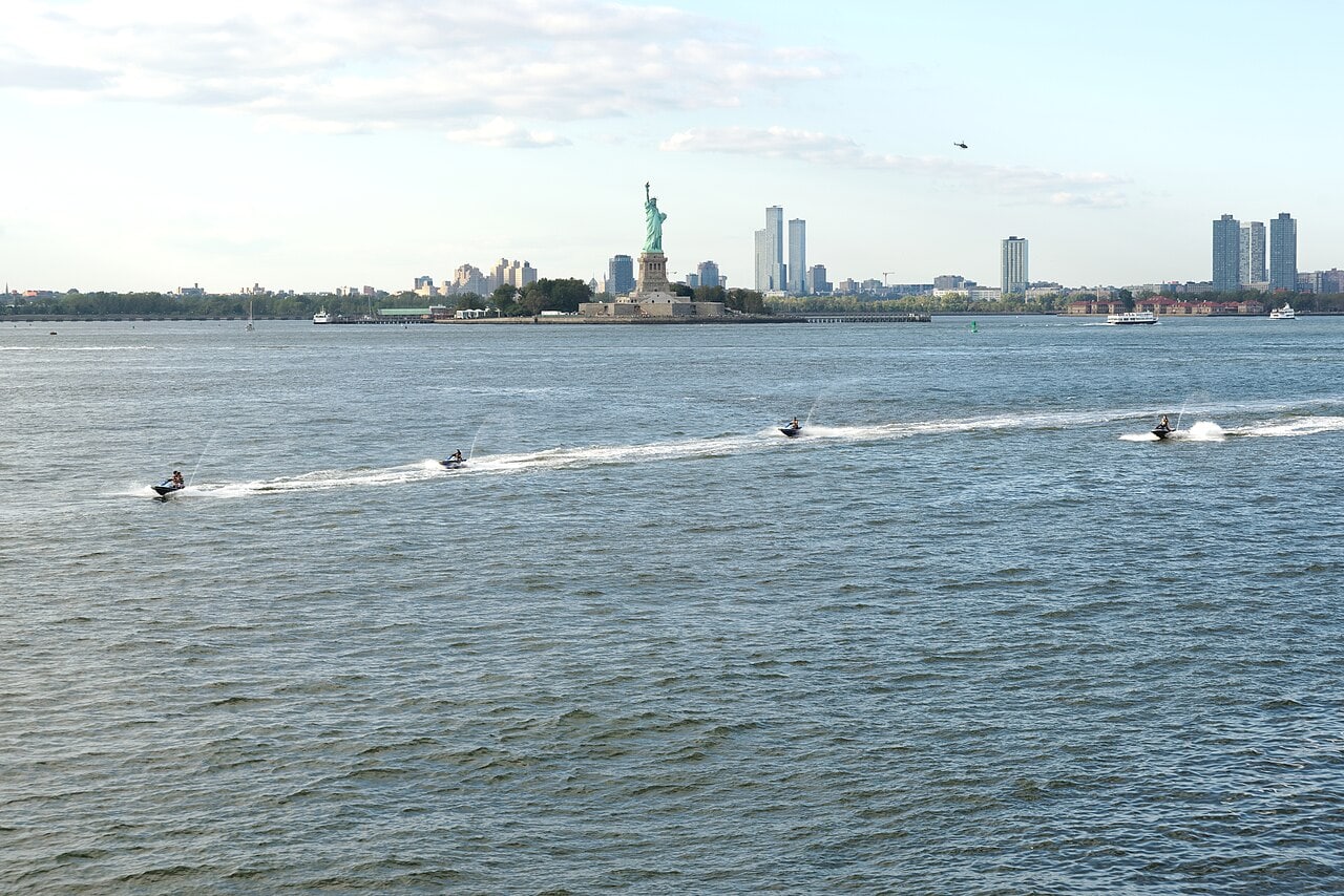 New York cu copiii: 20 de atracții și experiențe 2026 4 Priveliște spre Statuia Libertății de pe Staten Island Ferry