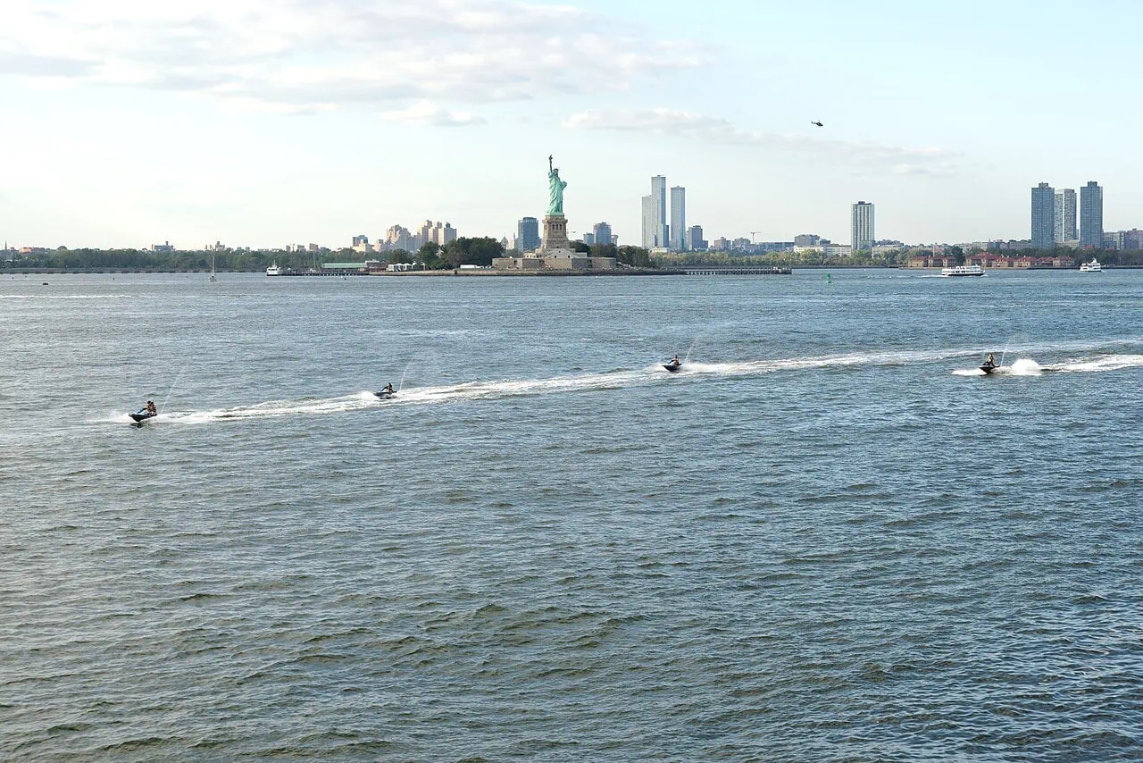 New York billigt: 25 gratistips och hur du sparar pengar 2026 4 Vy över Frihetsgudinnan från Staten Island Ferry