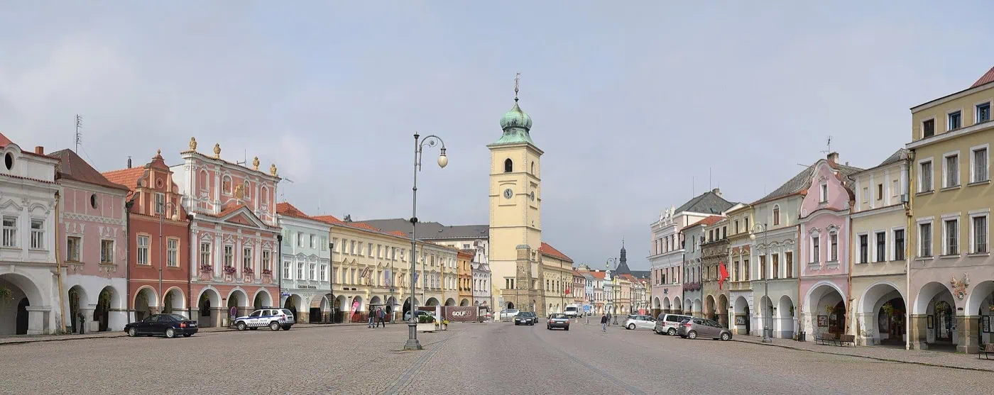 Dlouhé Smetanovo náměstí s podloubím v Litomyšli