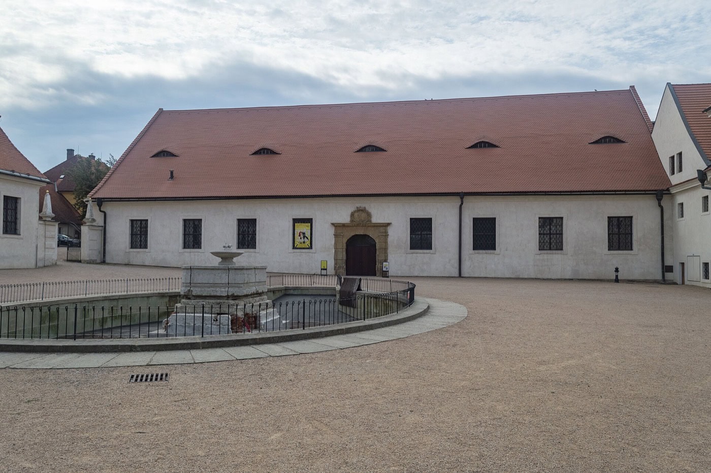 Ce să vezi în Litomyšl: 8 idei pentru orașul-castel UNESCO 2026 11 Dealul revitalizat al castelului din Litomyšl