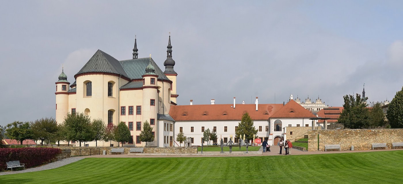 Ce să vezi în Litomyšl: 8 idei pentru orașul-castel UNESCO 2026 7 Biserica piaristă a Aflării Sfintei Cruci și grădinile mănăstirii din Litomyšl