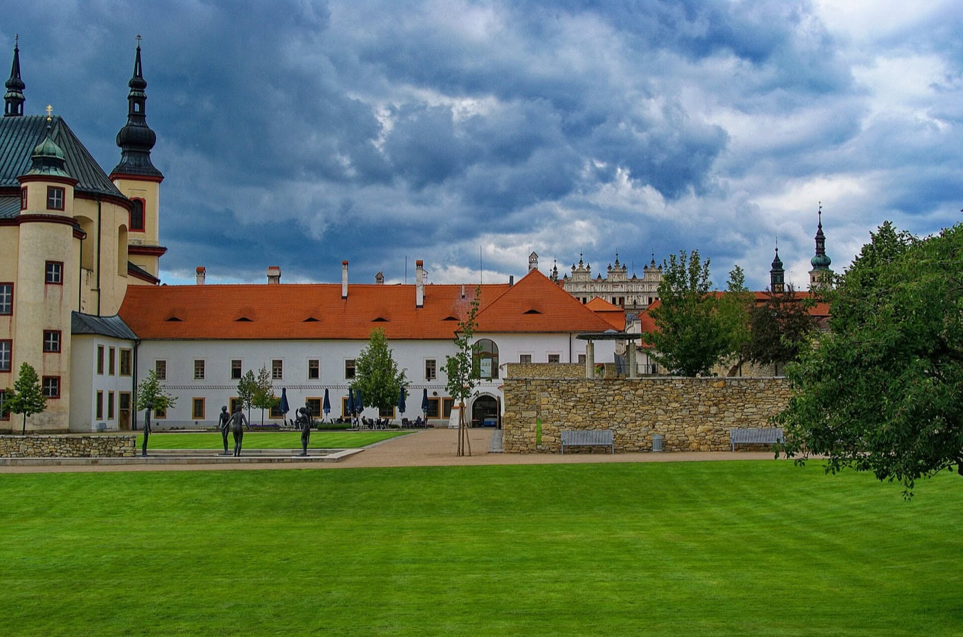 Ce să vezi în Litomyšl: 8 idei pentru orașul-castel UNESCO 2026 6 Grădinile Mănăstirii cu sculpturile lui Olbram Zoubek din Litomyšl