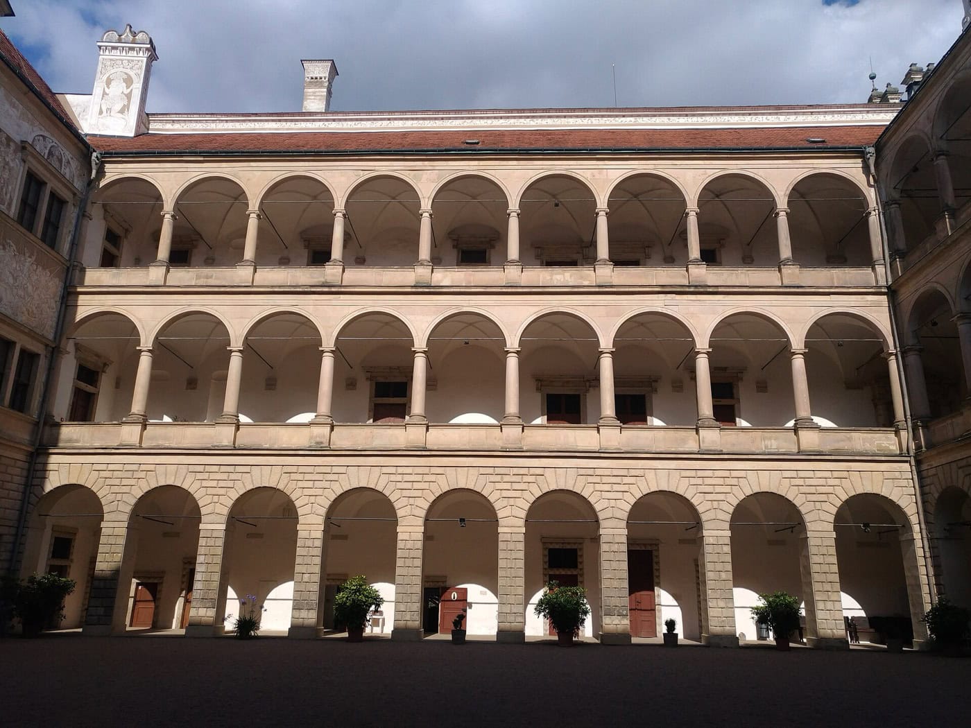 Ce să vezi în Litomyšl: 8 idei pentru orașul-castel UNESCO 2026 3 Curtea cu arcade a castelului renascentist Litomyšl