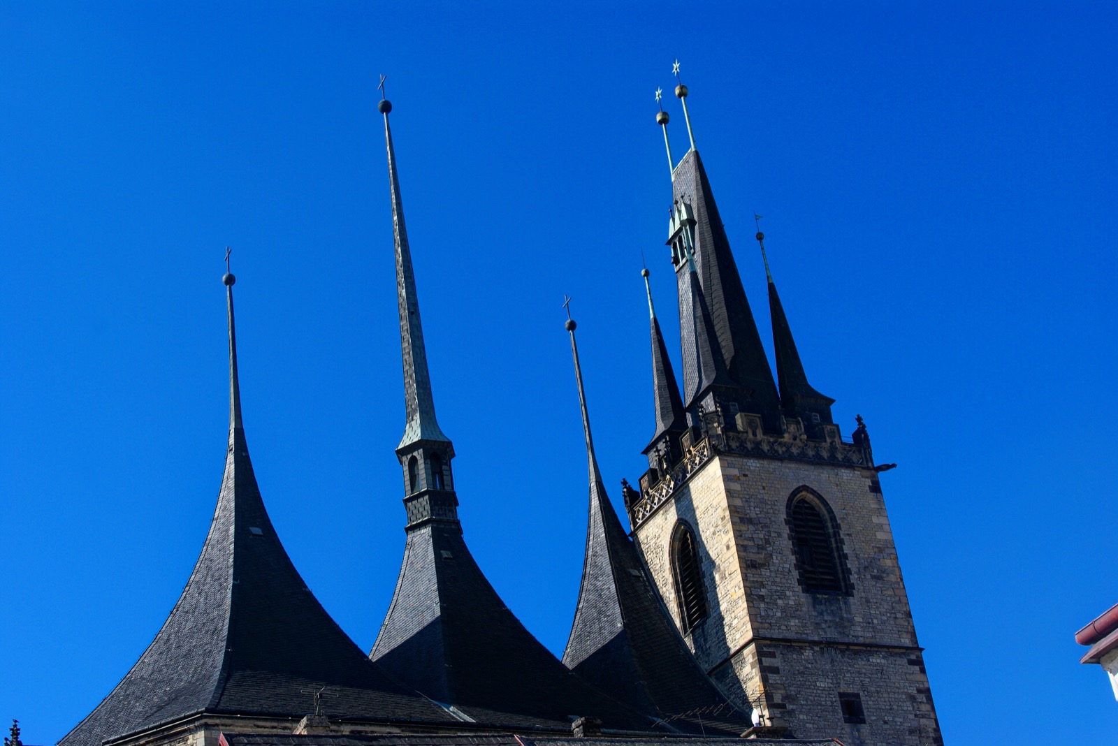 Louny in Tschechien: 8 Tipps, was du in der Stadt von Benedikt Rejt 2026 sehen kannst 2 Die drei Zeltdächer der St.-Nikolaus-Kirche in Louny